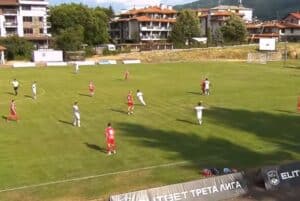 ФК Банско направи 0:0 с Беласица в контролна среща ФК Банско завърши наравно 0:0 срещу Беласица в контролна среща, играна на стадион "Свети Петър". Двата отбора разделиха по едно полувреме — през първата част гостите от Петрич бяха по-активни, докато през втората инициативата премина в редиците на Банско. В средата на втората част Антон Карачанаков уцели гредата, а изстрелът мина близо до вратата, пазена от влезлия на почивката вратар Иван Андонов. След 60-ата минута домакините диктуваха играта и пропуснаха няколко добри положения. Павел Головодов остана сам срещу вратаря на гостите, но не успя да реализира, а резервата Георги Фикийн два пъти стреля над гредата. Следваща контролаФК Банско — Струмска слава на 18 юли (събота) от 11:00 часа в Банско. Банско: Атанас Тъпигьозов, Ибрахим Шериф, Йордан Лечов, Динко Слаев, Тодор Пасков, Неджми Вранчев, Любомир Христов, Павел Головодов, Виктор Ергин, Жоро Рошков, Георги ПроевНа полувремето в игра влязоха: Георги Фикийн, Асен Либяховски, Теодор Чолев, Иван Андонов ПРОГРАМА 25 юни, Първа тренировка 4 юли, Банско – ОФК Костинброд 0:1 7 юли, Банско – ФК Дукаджини (Косово) 1:31:0 Георги Азизин (44) 11 юли, Банско – Ботев (Ихтиман) 1:21:0 Жоро Рошков 15 юли, 18:00 часа, ФК Банско – Беласица 0:0 18 юли, ФК Банско – Струмска слава 24 юли, Банско – Левски 2 (София)
