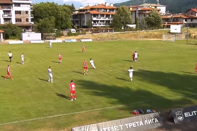 ФК Банско направи 0:0 с Беласица в контролна среща ФК Банско завърши наравно 0:0 срещу Беласица в контролна среща, играна на стадион "Свети Петър". Двата отбора разделиха по едно полувреме — през първата част гостите от Петрич бяха по-активни, докато през втората инициативата премина в редиците на Банско. В средата на втората част Антон Карачанаков уцели гредата, а изстрелът мина близо до вратата, пазена от влезлия на почивката вратар Иван Андонов. След 60-ата минута домакините диктуваха играта и пропуснаха няколко добри положения. Павел Головодов остана сам срещу вратаря на гостите, но не успя да реализира, а резервата Георги Фикийн два пъти стреля над гредата. Следваща контролаФК Банско — Струмска слава на 18 юли (събота) от 11:00 часа в Банско. Банско: Атанас Тъпигьозов, Ибрахим Шериф, Йордан Лечов, Динко Слаев, Тодор Пасков, Неджми Вранчев, Любомир Христов, Павел Головодов, Виктор Ергин, Жоро Рошков, Георги ПроевНа полувремето в игра влязоха: Георги Фикийн, Асен Либяховски, Теодор Чолев, Иван Андонов ПРОГРАМА 25 юни, Първа тренировка 4 юли, Банско – ОФК Костинброд 0:1 7 юли, Банско – ФК Дукаджини (Косово) 1:31:0 Георги Азизин (44) 11 юли, Банско – Ботев (Ихтиман) 1:21:0 Жоро Рошков 15 юли, 18:00 часа, ФК Банско – Беласица 0:0 18 юли, ФК Банско – Струмска слава 24 юли, Банско – Левски 2 (София)