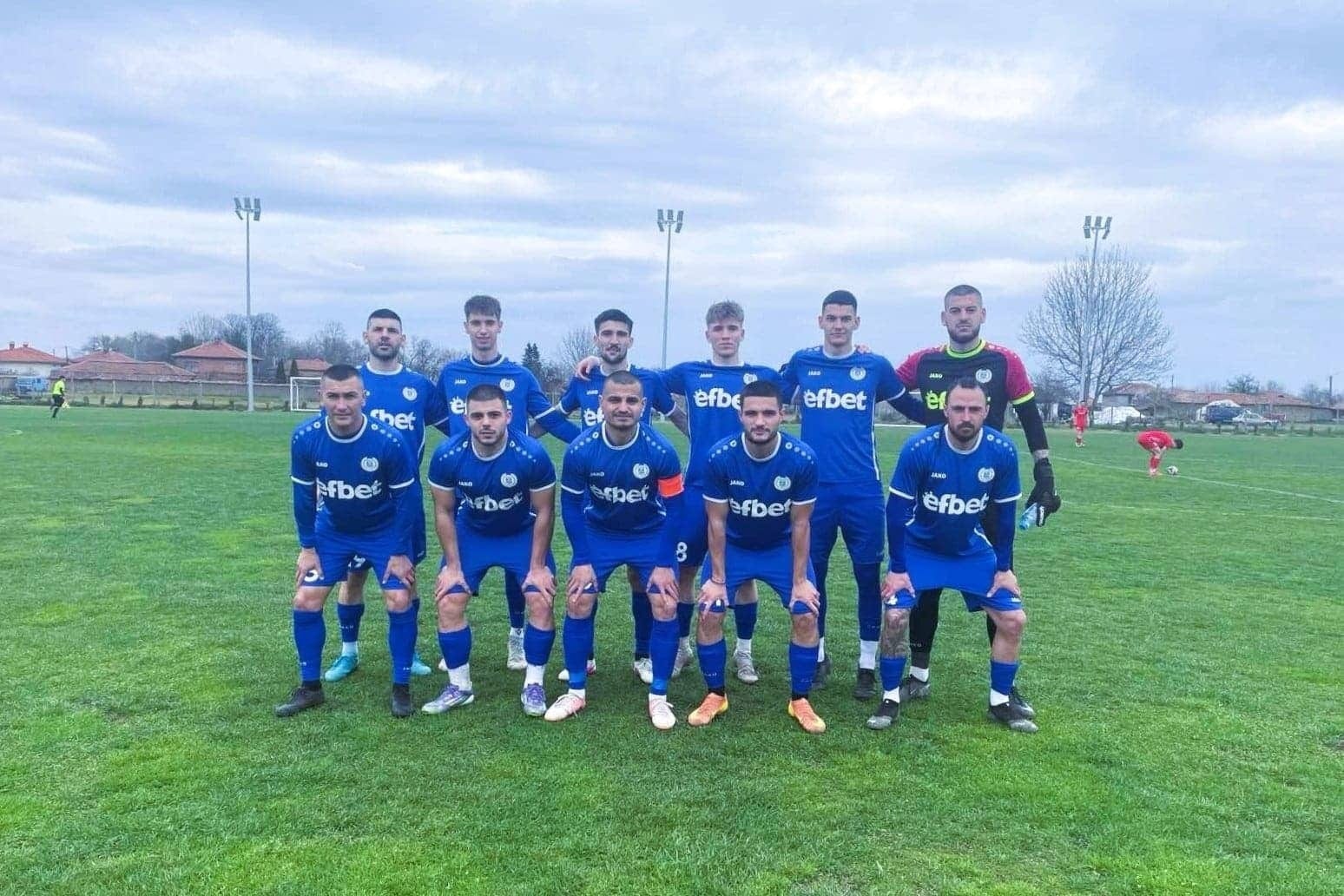 Левски (Карлово) загуби с 0:2 от дубъла на Локомотив (Пловдив) Левски (Карлово) допусна поражение с 0:2 от дублиращия тим на Локомотив (Пловдив) във втората си контролна среща от лятната подготовка. И двете попадения паднаха през първата част, в която „смърфовете“ бяха по-активни и се възползваха от две грешки в защитата на гостите. След почивката треньорът Господин Мирчев направи корекции и Карлово доминираше повече — създаде редица положения и дори уцели греда, но така и не успя да върне поне едно попадение. В следващата си проверка тимът ще играе срещу състава на Ботев (Пловдив) до 18 години, който участва в Елитната юношеска група. Срещата е в събота, 18 юли, от 10:30 часа в Пловдив. Това е промяна в програмата — първоначално Левски (Карлово) трябваше да срещне дубъла на „канарчетата“. Пълен списък с контролите на Левски (Карлово) от предсезонната подготовка: 08.07 – Берое – Левски – 6:0 15.07 – Локо II (Пд) – Левски – 2:0 18.07 – Ботев (Пд) U18 – Левски, 10:30 часа, Пловдив 22.07 – Атлетик (Куклен) – Левски 25.07 – Марица (Милево) – Левски 01.08 – Марица (Пд) – Левски