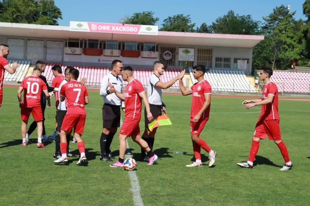 ОФК Хасково победи Арда (Кърджали) U19 с 5:1 в контролна среща на „Хасково“ ОФК Хасково постигна категоричен успех над юношите на Арда (Кърджали) до 19 г., надделявайки с 5:1 във втората си предсезонна контрола. Двубоят се игра на стадион „Хасково“. Домакините доминираха през първата част и стигнаха до преднина от четири гола след хеттрик на Калоян Делчев и попадение на Костадин Пеев. Хасково пропусна още възможности за гол — Християн Василев удари греда. След почивката треньорът Живко Желев направи редица смени и мачът стана по-равностоен. Гостите върнаха едно попадение след груба грешка в отбраната на Хасково, но Микаел Мирчев оформи крайното 5:1 с нов точен удар за „червените“. Следващата контрола на тима е срещу Родопа (Смолян) на 25 юли (събота) — точният час и място ще бъдат уточнени. Пълен списък с контролите на ОФК Хасково това лято: 11.07 – ОФК Хасково – Марица (Пловдив) – 1:3 18.07 – ОФК Хасково – Арда (Кърджали) U19 – 5:1 25.07 – ОФК Хасково – Родопа (Смолян) 01.08 – ОФК Хасково – Розова долина (Казанлък)
