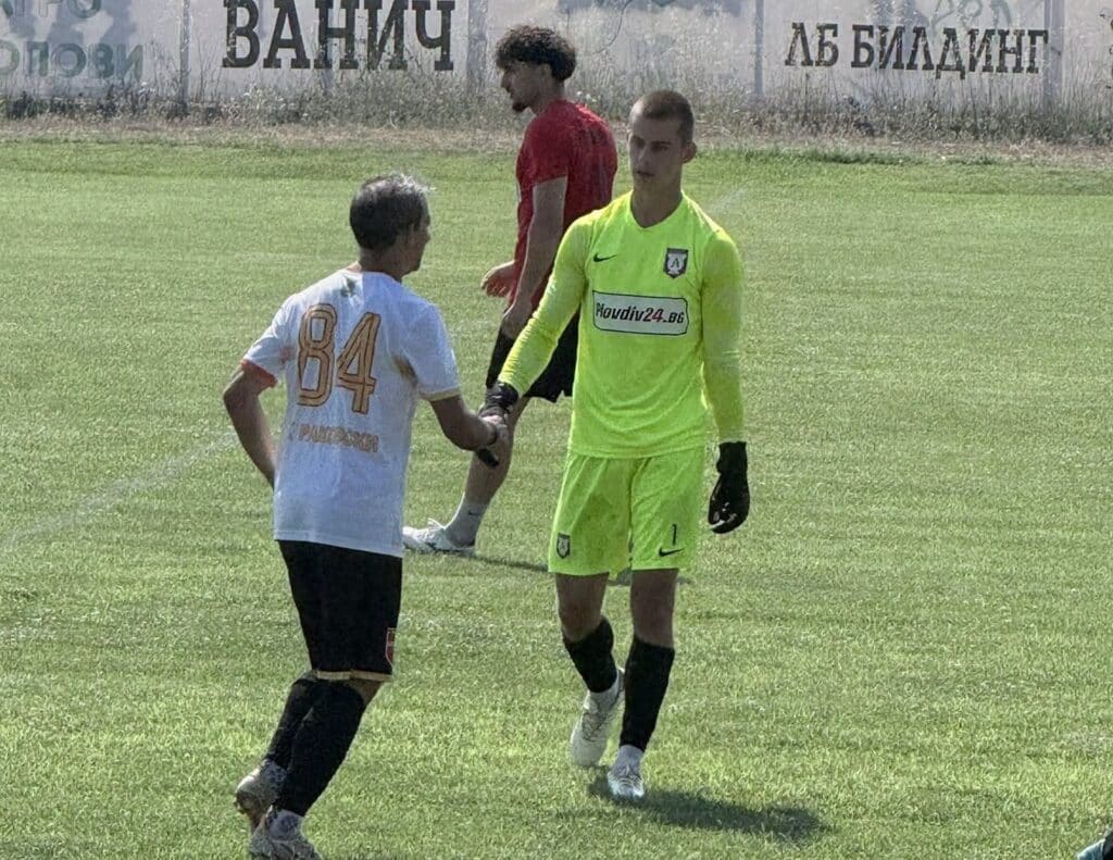 ФК Раковски направи 2:2 с Атлетик Куклен в първата контролна среща ФК Раковски изигра първата си контролна среща от лятната подготовка за сезон 2026/2027, завършвайки 2:2 срещу Атлетик Куклен. Поради отпускарския сезон, контузии и лични ангажименти старши треньорът Валери Домовчийски не можеше да разчита на Милко Баданов, Мариян Ружин, Пламен Айлов, Денислав Куртев, Георги Загорчев и Доминик Дюлгерски. Двубоят започна равностойно и двата отбора създадоха добри ситуации пред противниковата врата. Гостите от Куклен успяха да открият резултата и скоро поведоха с два гола. Раковски обаче реагира бързо и Любомир Романски намали за 1:2, с този резултат двата тима се оттеглиха на почивка. След подновяването на играта Раковски пое инициативата и натисна съперника, създавайки редица опасности. Георги Балджийски реализира красив гол за 2:2, а три пъти гредите предотвратиха пълен обрат в полза на домакините. В заключителните минути Атлетик Куклен също имаше възможности да стигне до победата, но резултатът остана непроменен и срещата приключи при 2:2. Шанс за изява получиха и петима от новите млади футболисти на отбора на 16 и 17 години, които записаха първите си минути с представителния тим и оставиха добри впечатления.