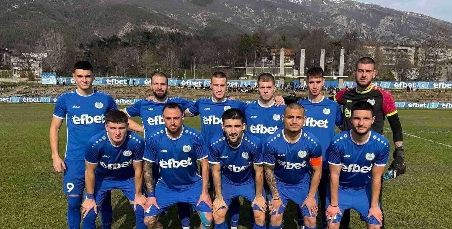 Левски (Карлово) записа нова загуба в приятелските си мачове през лятото, след като отстъпи с 1:2 като гост на Атлетик (Куклен) в четвъртата си проверка преди старта на сезона. „Баските“ откриха резултата, но карловци успяха да изравнят чрез Рангел Игнатов, който реализира дузпа, отсъдена за нарушение срещу Пламен Крислов. Седем минути преди края Атлетик отново поведе след контраатака и така мачът приключи при 2:1 в полза на домакините. Следващата контрола на Левски е срещу Марица (Милево) в събота, 25 юли, от 10:30 часа. Пълен списък с контролите на Левски (Карлово) от предсезонната подготовка: 08.07 – Берое – Левски – 6:0 15.07 – Локо II (Пд) – Левски – 2:0 18.07 – Ботев (Пд) U18 – Левски – 4:1 22.07 – Атлетик (Куклен) – Левски – 2:1 25.07 – Марица (Милево) – Левски, 10:30 часа в Милево 01.08 – Марица (Пд) – Левски