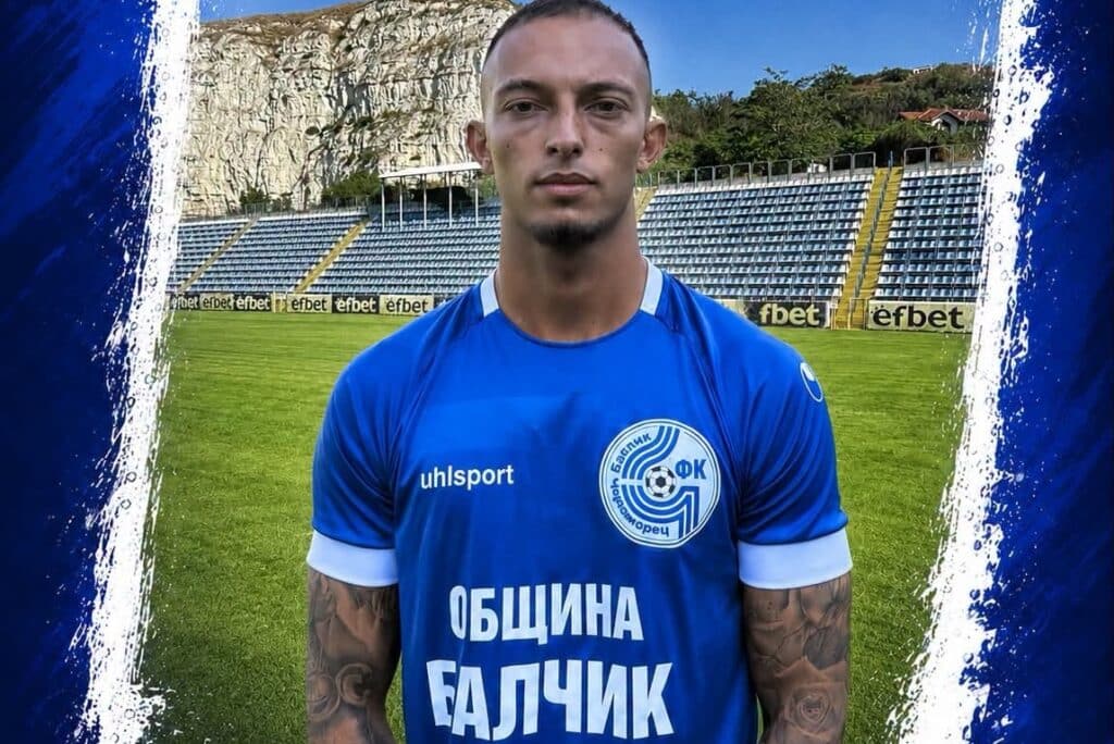 ФК Черноморец (Балчик) привлече Йоан-Анис Киров ФК Черноморец (Балчик) официално приветства Йоан-Анис Киров, който се присъединява към първия отбор преди старта на новия сезон. Роден през 2005 година, Киров е офанзивен и универсален футболист, използваем на всички позиции в атаката. Юноша на Лудогорец, той е част от тима, с който печели Елитната група на България U18. След това продължава кариерата си в чужбина с малтийския Zabbar St. Patrick FC, където записва 7 мача в Challenge League — второто ниво на футбола в Малта. След завръщането си в България преминава през Пирин (Благоевград), за който изиграва 4 срещи във Втора лига и вкарва 1 гол. Последният му клуб преди пристигането в Черноморец е ЦСКА III. Пожелаваме на Йоан-Анис много здраве, успешен сезон и много голове със синята фланелка на Черноморец!