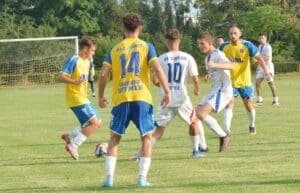 Волов-Шумен 2007 победи дубъла на Черно море (Варна) с убедителното 3:0 в контролна среща, играна днес от 18:00 часа. Всички голове паднаха през втората част. Алекс Наков откри резултата в 50-ата минута. В 77-ата Жечко Йорданов удвои след самостоятелен пробив, а шест минути по-късно Наков направи резултата класически, засичайки с глава центриране отдясно. „Стана хубав мач. Черно море е добър отбор. Футболистите им играят повече с топката, имат повече агресия, ако трябва да ги сравня с Олимпик, с които играхме през седмицата“, сподели президентът на клуба Иван Станчев. Още след първия гол треньорският щаб направи значителни смени, давайки шанс предимно на юноши да натрупат игрови опит. „Някои от младите загатват, че могат да намерят място в първия отбор. А и трябва да си подготвяме играчи за правилото за двама състезатели до 21 години. Нашите момчета са родени през 2008-ма и 2009-та година, но им е време да свикват с мъжкия футбол“, добави Станчев. Тимът игра без своя опитен централен нападател Румен Николов, който е част и от треньорското дуо на Волов-Шумен 2007. В следващата си проверка „жълто-сините“ приемат Светкавица 2014 (Търговище) в сряда, 29 юли, от 18:30 часа на градския стадион в Шумен. Контролите на Волов-Шумен 2007 по време на лятната подготовка: 21.07 – Волов-Шумен 2007 – Олимпик (Варна) – 4:0 25.07 – Волов-Шумен 2007 – Черно море II (Варна) - 3:0 29.07 – Волов-Шумен 2007 – Светкавица 2014 (Търговище), 18:30 часа в Шумен 08.08 – Волов-Шумен 2007 – Черноморец (Балчик) 11.08 – Волов-Шумен 2007 – Етър II (Велико Търново) снимка: ШУМ.БГ