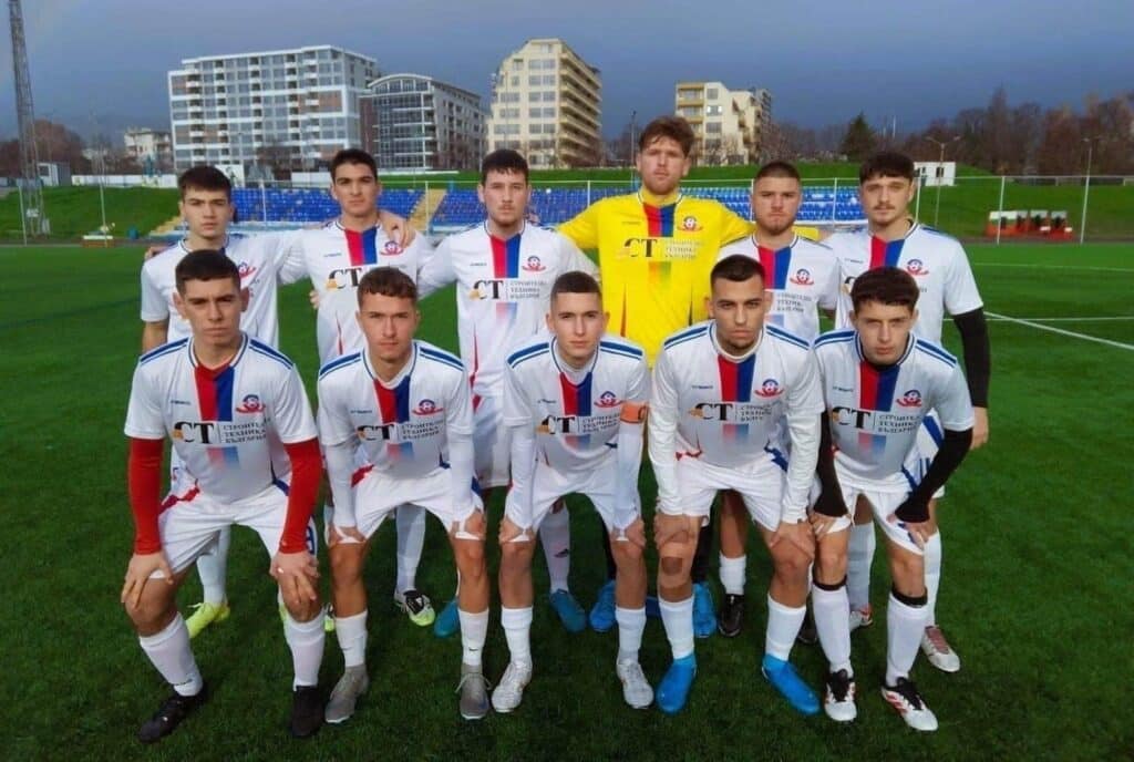 Олимпик (Варна) загуби с 2:3 при гостуването на Рилци (Добрич) Олимпик (Варна) отстъпи с 2:3 в контролна среща като гост на ФК Рилци (Добрич). Това бе трета проверка за младия състав на варненци в рамките на предсезонната подготовка. Гостите поведоха след гол на Александър Гроздев, но допуснаха пълен обрат след два бързи попадения. Играещият треньор на добричлии Симеон Митев изравни, а малко по-късно Велизар Никифоров направи резултата 2:1. В самия край на първото полувреме Юксел Алиев възстанови равенството с гол директно от корнер. През втората част Олимпик извърши множество смени, като в последните 30 минути на терена останаха единствено футболисти, родени през 2008 и 2009 година. Домакините стигнаха до победата десет минути преди края чрез Александър Димитров. „Стана хубав, двуостър мач с много положения пред двете врати. Отново можем да отчетем полезна контрола, а и всичко беше коректно в сблъсъка“, сподели един от треньорите в тима Живко Бояджиев. През следващата седмица Олимпик няма да играе приятелска среща, което прави уговорената контрола със Септември (Драгоево) последен подготвителен тест преди първия официален мач. Контролата с новака в Североизточната Трета лига е насрочена за 8 август, събота, от 18:00 часа. Списък с контролите на Олимпик (Варна) това лято: 18.07 – Аксаково – Олимпик – 3:5 21.07 – Волов-Шумен 2007 – Олимпик – 4:0 25.07 – ФК Рилци (Добрич) – Олимпик – 2:3 08.08 – Септември (Драгоево) – Олимпик, 18.00 часа