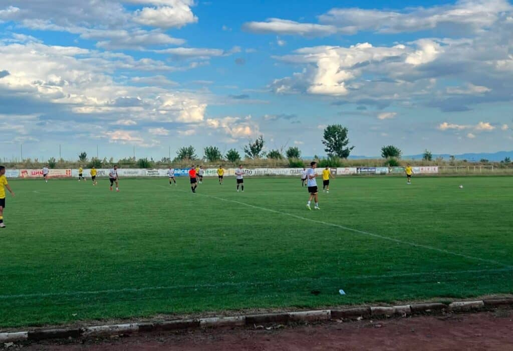 ФК Раковски загуби с 2:5 в контролa срещу младежката формация на Ботев Пловдив ФК Раковски падна с 2:5 в приятелска среща срещу младежкия отбор на Ботев Пловдив. В проверката участие взеха новите попълнения на ФК Раковски, но по различни причини тимът бе без следните играчи: Стефан Рабаджийски Пламен Айлов Доминик Дюлгерски Георги Загорчев Георги Балджийски Гостите от Пловдив откриха резултата, но бързо след това Валери Домовчийски изравни с прецизен удар за 1:1. След това Ботев отново поведе, но Любомир Романски реализира впечатляваща самостоятелна акция, преодолявайки цялата защита и вратаря, за да донесе 2:2. През второто полувреме в игра за ФК Раковски влязоха Пламен Марин, Алекс Пънкин и Боби Йовчев. Младите канарчета се възползваха от своите положения и вкараха още три гола, оформяйки крайното 5:2. Въпреки загубата контролата бе полезна за отбора, а привържениците отново изпълниха местата на стадиона и се насладиха на множество добри изпълнения от двата тима.