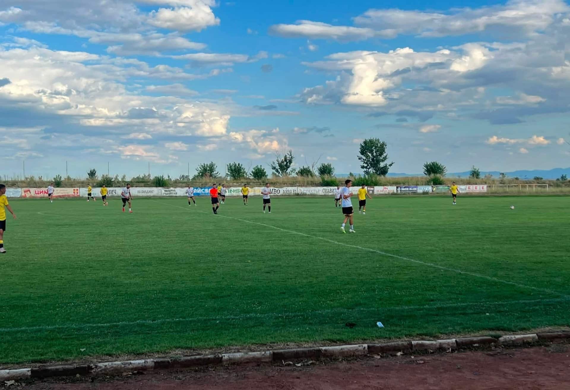 ФК Раковски загуби с 2:5 в контролa срещу младежката формация на Ботев Пловдив ФК Раковски падна с 2:5 в приятелска среща срещу младежкия отбор на Ботев Пловдив. В проверката участие взеха новите попълнения на ФК Раковски, но по различни причини тимът бе без следните играчи: Стефан Рабаджийски Пламен Айлов Доминик Дюлгерски Георги Загорчев Георги Балджийски Гостите от Пловдив откриха резултата, но бързо след това Валери Домовчийски изравни с прецизен удар за 1:1. След това Ботев отново поведе, но Любомир Романски реализира впечатляваща самостоятелна акция, преодолявайки цялата защита и вратаря, за да донесе 2:2. През второто полувреме в игра за ФК Раковски влязоха Пламен Марин, Алекс Пънкин и Боби Йовчев. Младите канарчета се възползваха от своите положения и вкараха още три гола, оформяйки крайното 5:2. Въпреки загубата контролата бе полезна за отбора, а привържениците отново изпълниха местата на стадиона и се насладиха на множество добри изпълнения от двата тима.