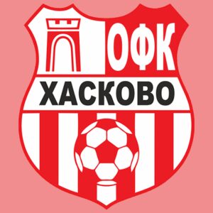 Краткият отговор: обикновено не. Мачовете от Трета лига почти не се появяват в предложенията на букмейкърите — включително в тези на ОФК Хасково. Има обаче изключения и точно те привличат вниманието на феновете. Защо няма пазари за Трета лига? Операторите пускат пазари там, където разполагат с достатъчно данни, официална статистика и оборот. При аматьорските и полупрофесионалните дивизии тези условия често липсват, затова лицензирани букмейкъри у нас по правило стигат до Втора лига. Ако някой сайт твърди, че предлага коефициенти за Трета лига, проверете го внимателно — това може да е предупреждение, а не предимство. Кога все пак се появяват коефициенти за Хасково? Най-често това става при жребий за Купата на България, когато Хасково срещне отбор от efbet Лига или Втора лига — такива срещи обикновено попадат в програмите на големите оператори. Дали по-новите имена на пазара, като Betvam, ще листват куповите двубои, ще се види още в първите кръгове. Другият тип случаи са решаващи мачове за промоция към Втора лига, които понякога получават специални пазари. Следете програмата на клуба и предложенията на операторите ден-два преди мача. Какво залагат феновете на Хасково междувременно? Реалността е, че повечето залози на български футбол са насочени към Първа и Втора лига. Ако това ви интересува, сравнете покритието, преди да изберете оператор: ОператорСилна страна efbetНай-широко покритие на българския футбол BetanoМодерно приложение и бързи изплащания BetvamНай-новият лицензиран оператор на пазара — агресивни условия за нови клиенти Как да проверите дали операторът е легален? Единственият сигурен източник е публичният регистър на НАП — ако името липсва там, не внасяйте пари, независимо колко привлекателен изглежда сайтът. Хасково е футболен град от сто години и заслужава феновете му да залагат само при легални оператори.