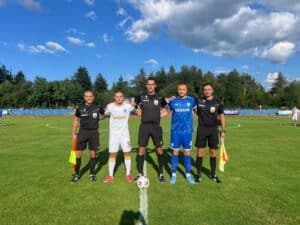 Рилски спортист загуби с 0:1 от Лудогорец II в първия си мач в професионалния футбол след 16 години Рилски спортист (Самоков) стартира с поражение в MrBit Втора лига за сезон 2026/27. Шампионите на Югозападната Трета лига отстъпиха с 0:1 пред собствена публика на стадион „Искър“ в Самоков срещу Лудогорец II (Разград). Въпреки превъзходството през по-голямата част от двубоя, „скиорите“ не реализираха създадените положения и не успяха да зарадват близо 1000 привърженици на отбора. Първото полувреме бе доминирано от домакините. В 22-ата минута Георги Божилов се освободи от опеката си и отправи удар по земя към близкия ъгъл, но стражът на разградчани реагира отлично. В 36-ата минута Илия Русинов уцели гредата, а в 40-ата Георги Търтов бе изведен на добра позиция, но ударът му бе отразен от Златомир Стоименов. Второто полувреме започна по-динамично и отново Рилски спортист бе по-опасният тим. В 58-ата минута Павлин Чиликов получи подаване от тъч и елегантно насочи топката към горния десен ъгъл, но Стоименов успя да спаси. В 67-ата минута Лудогорец II организира първата си сериозна атака и поведе чрез Мартин Станчев, като при гола останаха значителни съмнения за нарушение в полза на Рилски спортист, което не бе отсъдено. Домакините отговориха: в 74-ата минута Чиликов засече центриране от статично положение, но не намери целта. В 78-ата Калоян Доковски нахлу по фланга и стреля по диагонала, пращайки топката над вратата. В 82-ата минута вторият тим на „орлите“ оцеля след два блокирани удара на сантиметри от голлинията — опитите бяха на Дейвид Джоров и Илия Димитров. Секунди по-късно Юлиян Ненов прати опасен шут покрай вратата. Три минути преди края Илия Димитров свали топка за Георги Божилов, чиито опит бе отразен. Малко след това Юлиян Ненов бе съборен в наказателното поле, но реферът не посочи бялата точка. В добавеното време очевидна игра с ръка в наказателното поле на гостите също беше подмината от съдийската бригада. В следващия кръг Рилски спортист ще гостува на Фратрия (Бенковски). Мачът е в събота, 1 август, от 20:00 часа на стадион „Спартак“ във Варна.