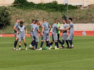Крайно 3:2 в Катуница Мачът се игра в село Катуница. Йордан Йорданов откри резултата за гостите, Тодор Тодоров направи хеттрик, а Пламен Иванов оформи крайното 3:2 с изпълнена в края на срещата дузпа.
