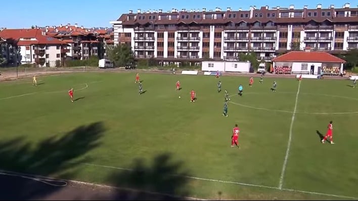 ФК Банско победи новака в Югозападната Трета лига – ФК Етрополе, с класическото 3:0 в първия мач от новия сезон. На стадион “Свети Петър” домакините не оставиха съмнение в превъзходството си. Треньорският тандем Борис Галчев – Иван Топузов заложи от първата минута на две от новите попълнения – Неджми Вранчев и Павел Головодов, както и на Виктор Ергин, който се завърна в тима това лято. Головете реализираха Георги Фикийн, Костадин Слаев и Иван Андонов, като за последния това бе първо попадение с екипа на банскалии. ФК Банско поведе в 41-ата минута. След центриране от десния фланг при изпълнение на фаул Георги Фикийн засече с глава в мрежата на гостите. В последната минута на първата част домакините удариха греда, а в продължението на атаката ударът мина на сантиметри от десния страничен стълб на вратата на етрополци. Второто полувреме започна вихрено за Банско и в 48-ата минута резултатът стана 2:0. След корнер Костадин Слаев заби топката с глава неспасяемо във вратата на гостите. В 87-ата минута влезлият от резервната скамейка Иван Андонов отбеляза първия си гол за тима, засичайки прострелно центриране на границата на малкото наказателно поле за крайното 3:0. Дори в последната минута главният съдия спокойно можеше да посочи бялата точка след фаул в наказателното поле на гостите. В следващия втори кръг Банско гостува на другия новак в групата – ФК Национал.