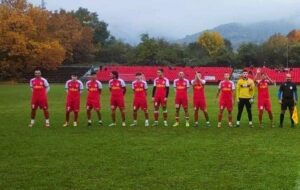 Ком (Берковица) загуби с 0:1 от Апоел (Кфар Саба) U19 в контролна среща Ком (Берковица) претърпя минимална загуба с 0:1 от юношеския тим на израелския Апоел (Кфар Саба) в контролна среща, която се проведе на стадиона в Правец. Единственото попадение в мача бе реализирано в 35-ата минута. Това бе предпоследната контрола за Ком от началото на лятната подготовка. Последната проверка е в събота, 8 август, срещу младежката формация на Монтана. ПРОГРАМА 18 юли, Първа тренировка 29 юли, Ком (Берковица) – Апоел Кфар Саба U17 - 1:2 31 юли, Ком (Берковица) – Монтана - 0:3 5 август, Ком (Берковица) – Апоел Кфар Саба U19 - 0:1 8 август, Ком (Берковица) – Монтана U19 Новият сезон в Северозападната Трета лига започва на 22 август.