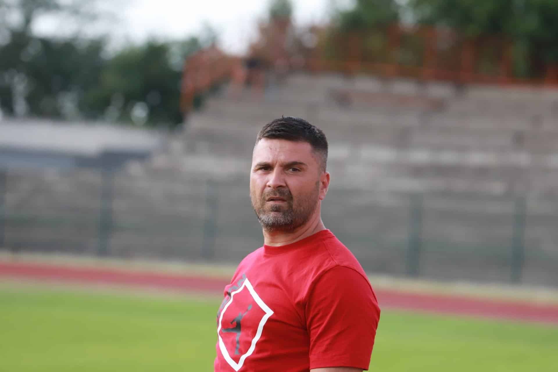 ОФК Хасково започна шампионата с домакинска победа 4:2 над Гигант (Съединение) ОФК Хасково стартира новия шампионат с домакински успех 4:2 срещу Гигант (Съединение). Старши треньорът Живко Желев коментира мача след победата. “Спечелихме двубоя на мускули и с характер. Играчите на Гигант стояха доста по-добре от нас като отбор и като качества. Записахме много важна победа. Показахме невероятен хъс. Всички момчета се раздадоха.” Решаващ момент в срещата бе прекрасното попадение за 3:2 в 83-ата минута на Красимир Илиев, реализирано от пряк свободен удар. “Краси по принцип центрира много добре, но от такава дистанция не си спомням да е вкарвал, а вече е четвърта година при нас. Отбелязвал от свободни удари, но от по-далеч, сега вкара от по-близо и с много хубаво насочване.” Единствената лоша новина от мача е, че в началото на второто полувреме авторът на попадението за 2:1 Христо Бойков усети болка и бе принудително заменен от Дамян Чаушев. “Надявам се да не е нещо сериозно. Иначе щеше да е последният, който да излезе, както се казва.” Дебют в първия официален мач записа новото попълнение Атакан Йълмаз. “Той не просто дебютира, а изигра един много добър мач. Дори изработи единия гол.” Беркай Халил пропусна срещата поради заболяване, а Тейнур Марем бе съхранен, тъй като не бе в добро физическо състояние. В тяхно отсъствие в отбора излязоха нови герои, сред които Васил Василев, който вкара два гола — за 1:0 и за крайното 4:2. “Тича, старае се, бори се, много. Има сърце момчето и се раздава. Освен това е много сериозен и в тренировките. Днес, реално, той е играч на мача.”