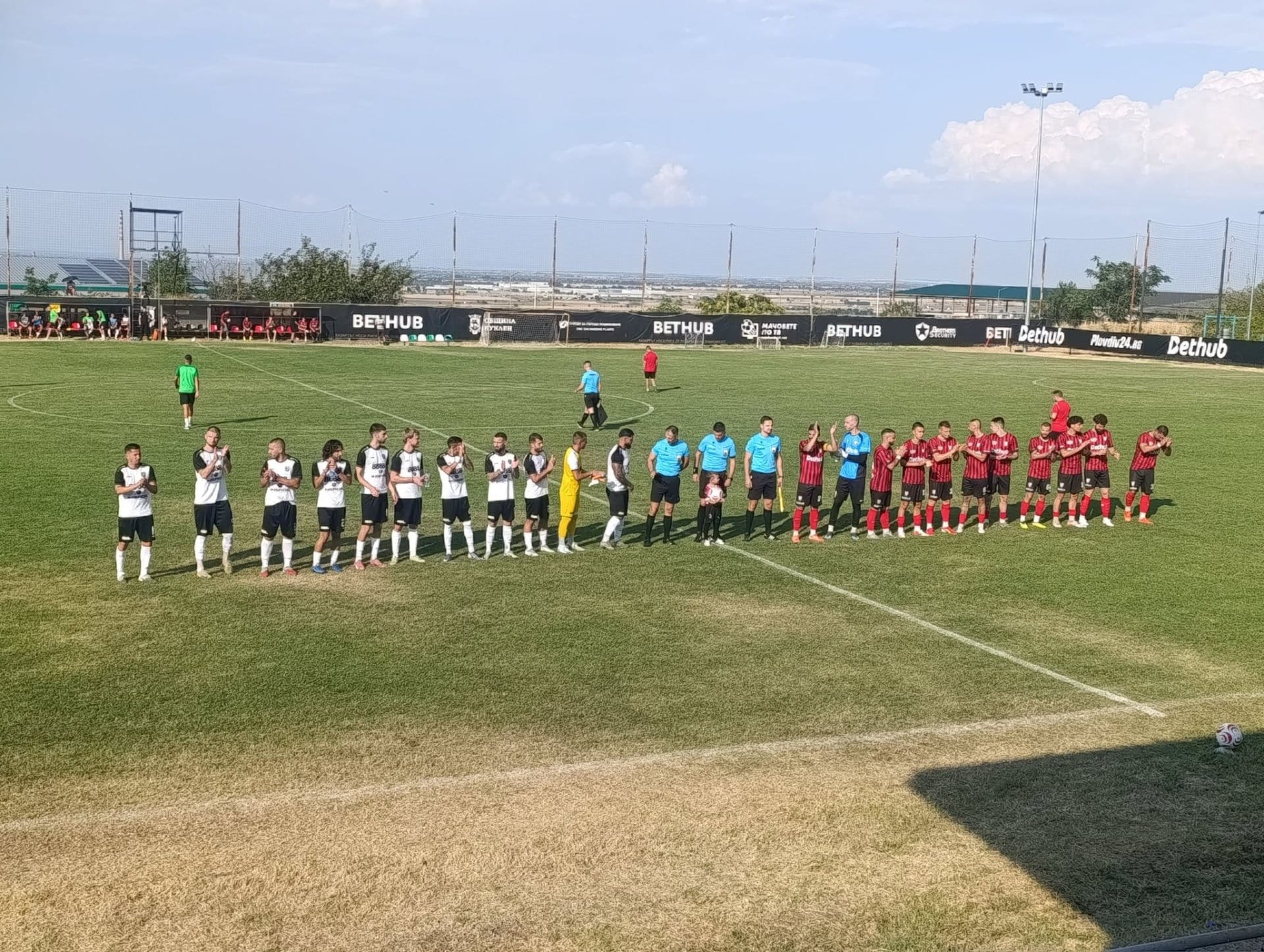 ФК Секирово (Раковски) загуби с 0:2 при гостуването си на Атлетик (Куклен) в първия кръг на Югоизточната Трета лига. Съперникът на “секирите” реализира и двете попадения през втората част и заслужено взе трите точки. “По традиция започваме шампионата със загуби. Затова и не е изненада днешното поражениет от отбора на Атлетик. Имаше още в първия мач много липсващи, но и това не е изненада. Не се случва за първи път. Браво на отбора от Куклен, който с победа зарадва феновете си по случай стогодишнината на клуба. На нашия отбор пожелаваме късмет в следващите мачове, защото явно ще ни е нужен. Благодарим на нашите верни фенове, които допринесоха за хубавата атмосфера на стадиона. Според нсатози мач беше един от най-посетените.”, коментираха от ръководството на клуба. Във втория кръг Секирово ще приеме Нефтохимик (Бургас) на стадион “Петър Парчевич” в квартал Секирово, Раковски. Мачът е насрочен за събота, 15-ти август, от 18:00 часа.