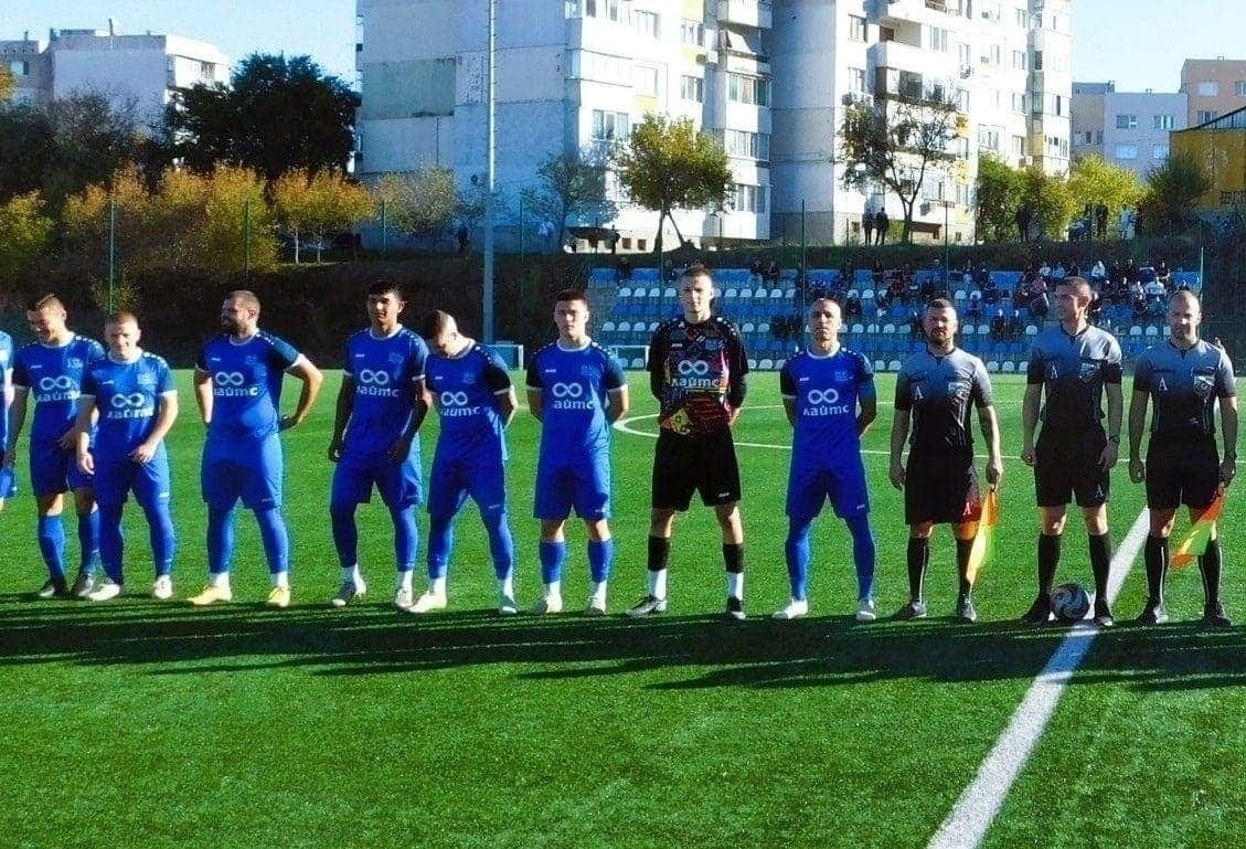 Янтра (Полски Тръмбеш) загуби с 0:2 от Севлиево в контролна среща, играна по-рано днес. Проверката беше интересна и двата тима създадоха доста голови ситуации, но за съжаление старши треньорът Петър Кръстев отново не можеше да разчита на някои футболисти, както и в предишните контроли. Добрин Петров откри резултата в полза на ФК Севлиево в 37-ата минута, а в 75-ата Стефан Йорданов оформи крайното 2:0. Това е втора загуба за Янтра в рамките на седмицата след поражението от дубъла на Етър с 0:2. Следващата и предпоследна контрола за тима от Полски Тръмбеш е на 12 август срещу Сваткавица, а контролите приключват на 15 август срещу Павликени. ПРОГРАМА 18 юли, Янтра (ПТ) – Янтра U18 – 4:2 25 юли, Янтра (ПТ) – Академик (Свищов) – 1:2 29 юли, Янтра (ПТ) – Павликени – 3:2 1 август, Янтра (ПТ) – Етър U18 – 4:0 5 август, Янтра (ПТ) – Етър II – 0:2 8 август, Севлиево – Янтра (ПТ) 2:0 12 август, Светкавица – Янтра (ПТ) 15 август, Янтра (ПТ) – Лясковец