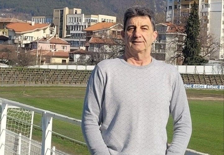 Техническият директор на Левски (Карлово) за поражението с 0:1 от ФК Крумовград Техническият директор на Левски (Карлово) Мирослав Банчевски коментира загубата с 0:1 в днешния мач срещу ФК Крумовград. "Започнаме по-притеснително, защото Крумовград е считан за един от фаворитите и това повлия. Все пак играхме добре, затворено, имахме своите шансове, но не се получи. Загубихме, но се надявам, че и други отбори ще загубят от тях. Смятам, че не ни надиграха. През втората част дори се игра повече в тяхната половина. Радващото е, че хората изпратиха играчите с аплодисменти. Не мога да кажа, че съм доволен, но не съм отчаян от това, което видях от нашия отбор.", каза Банчевски след срещата от първия кръг на Югоизточната Трета лига за сезон 2026/27. Банчевски подчерта добрите моменти в играта на отбора и аплодисментите от публиката, въпреки негативния резултат в първия кръг от новия сезон.