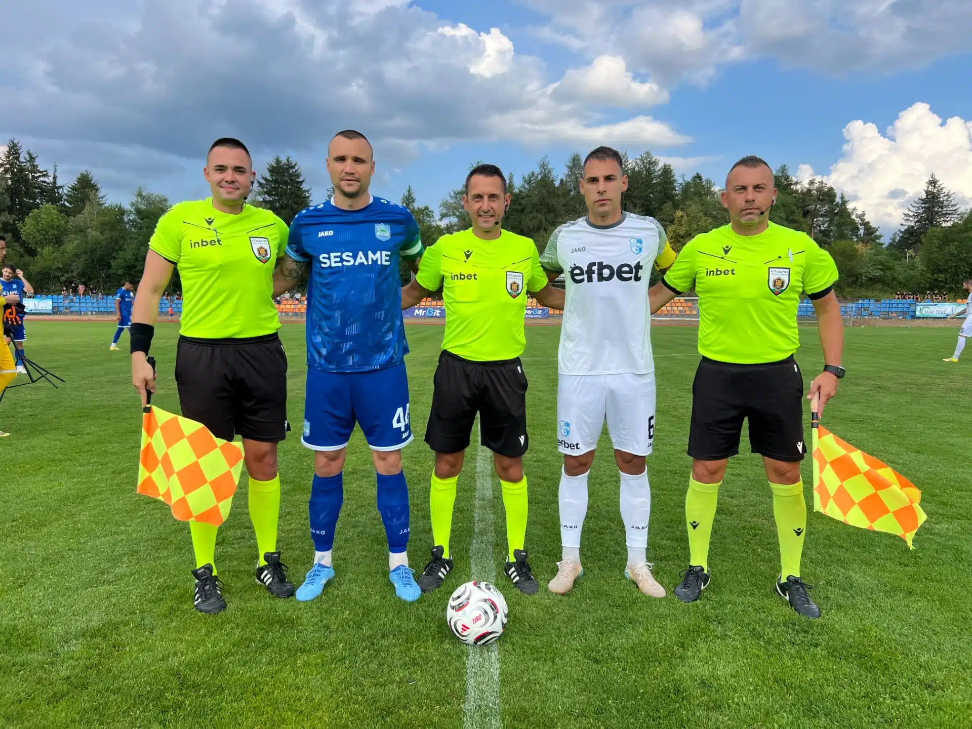 Рилски спортист (Самоков) завърши 2:2 със Спартак (Плевен) Рилски спортист (Самоков) завърши 2:2 у дома срещу Спартак (Плевен) в мач от третия кръг на MrBit Втора лига. Въпреки че изостана в резултата, отборът на Пламен Крумов демонстрира характер и стигна до пълен обрат, но в крайна сметка допусна късен гол за равенството. Близо 1 000 зрители на стадион "Искър" станаха свидетели на оспорван двубой, в който домакините играха по-добре през голяма част от времето, но не успяха да задържат преднината си до последния съдийски сигнал. Рилски спортист започна силно. В 8-ата минута Юлиан Ненов отправи добър шут след пробив отдясно, но стражът Петър Петров спаси. В 14-ата минута Петров се намеси решително след още един удар на Ненов от малък ъгъл. Неочаквано при първата атака на гостите в 17-ата минута Шола Аделани даде преднина на Спартак. В 23-ата минута Илия Димитров реализира дебютния си гол с екипа на Рилски спортист и изравни резултата. Четири минути по-късно Георги Божилов бе изведен от Юлиан Ненов и стреля, но топката рикошира и излезе в корнер. В 39-ата минута Божилов бе видимо изблъскан в наказателното поле, но реферът не отсъди нищо. През втората част домакините продължиха да търсят гола. В 48-ата минута Ненов се размина с топката при остро центриране отляво; при последвалия корнер топката стигна до Илия Димитров, чиито удар рикошира и облиза гредата от външната страна. В 53-ата минута Божилов засече с глава центриране и топката се удари в напречната греда, а в 56-ата минута нов негов удар с глава не намери вратата. В 60-ата минута след корнер последва разбъркване в наказателното поле и Калоян Доковски с удар, рикоширал в двама съперници, вкара неспасяемо за пълен обрат. В 85-ата минута Васил Шопов изпълни прецизно пряк свободен удар и донесе изравнителното попадение за Спартак. С този резултат Рилски спортист записва първи точков актив за сезон 2026/27. В следващия кръг Рилски спортист гостува на лидера Етър (Велико Търново). Двубоят е в неделя, 16 август, от 20:00 часа.
