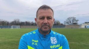 Ямбол завърши 1:1 при гостуването си на Розова долина в Казанлък в първия кръг на Югоизточната Трета лига. Крайният резултат бе оформен в края на мача след попадение на влезлия от резервната скамейка Радослав Динев. "Не играхме това, което можем и което показвахме в контролите. Домакините от Казанлък поведоха през първото полувреме общо взето с едно от малкото си положения, но след допусната наша грешка", каза Николай Жечев пред официалния сайт на ФК Ямбол. "На полувремето направих някои корекции в състава и за щастие все пак успяхме да изравним в края на двубоя. Имахме още две ситуации, в които излизахме сами срещу вратаря, но не успяхме да ги реализираме", добави още наставникът. "Направих принудителна смяна още в 25-ата минута, когато Янаки Панайотов изпита болки и не успя да продължи. На негово място в игра пуснах Хайри Саралиев. През втората част влязоха още Мирослав Христов, Мирослав Илиев и Радослав Динев, който вкара и попадението", завърши Жечев.