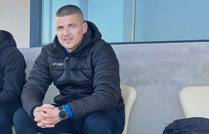 Джунейт Яшар е новият старши треньор на Асеновец (Асеновград) Асеновец (Асеновград) представи Джунейт Яшар като новия си старши треньор. Опитният футболист поема ръководството на мъжкия отбор и още в сряда ще изведе тима в мач от предварителните квалификации за Купата на България – Асеновец е домакин на Калояново от 18:30 часа. Яшар заема поста след напускането на Манол Георгиев след края на миналия сезон. Той се завърна в родния си клуб през октомври 2025 година, когато взе управленска роля. Веднага след това на практика изпълняваше широк спектър от задължения – активен футболист, работа с подрастващи и помощ в организационно отношение. Сега официално ще бъде начело на мъжкия тим, тъй като разполага с необходимия лиценз, като продължава да изпълнява и останалите си функции в Асеновец. Клубът очаква Общото събрание в края на следващата седмица, на което се предполага, че ще бъдат взети важни решения. Новият сезон в Областната група Пловдив започва уикенда на 22/23 август.