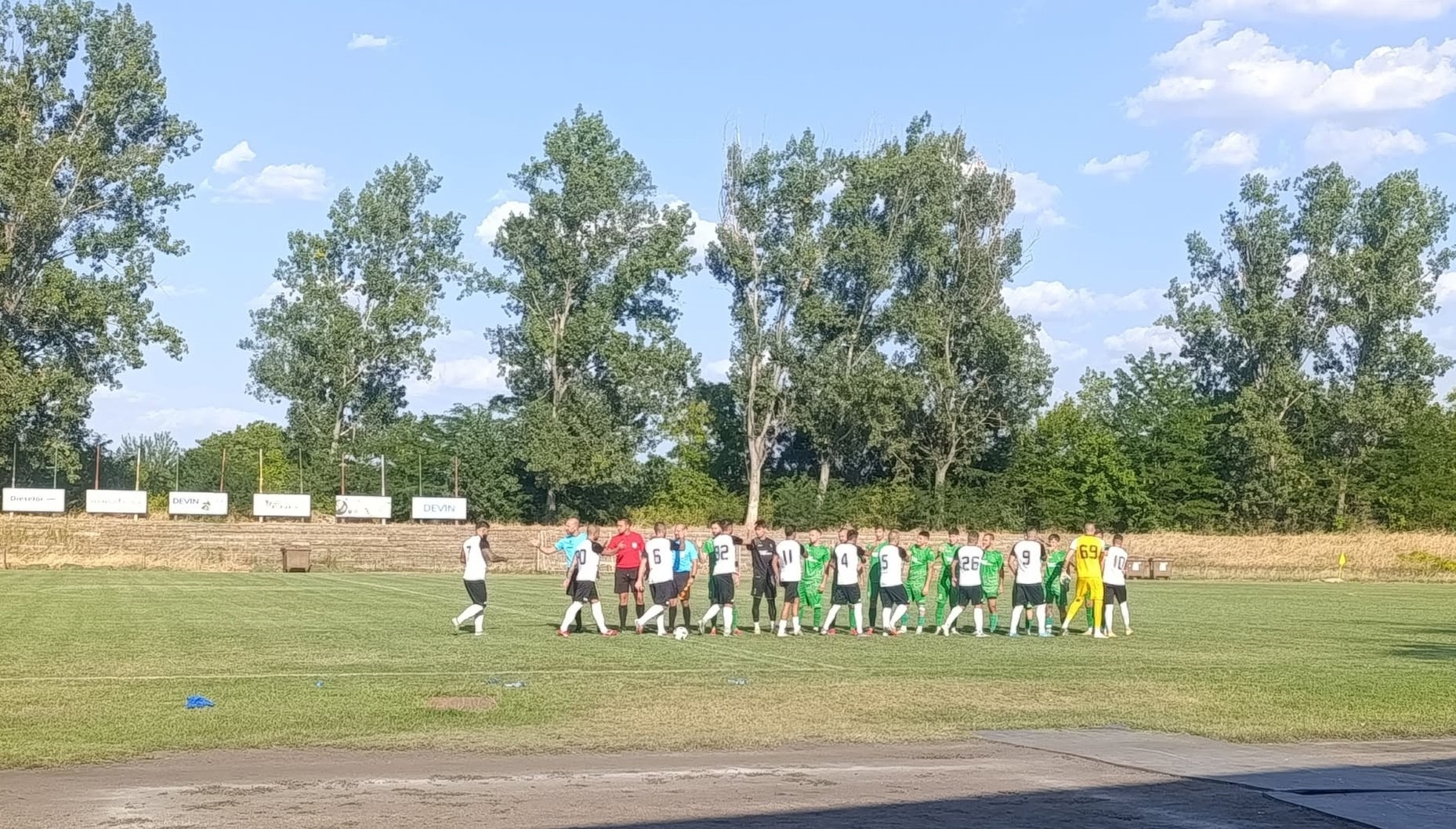 ФК Секирово разби Тракия (Стамболийски) с 4:0 в Купата на България ФК Секирово (Раковски) постигна категорична победа с 4:0 при гостуването си на Тракия (Стамболийски) в мач от първия предварителен кръг за Купата на България в Област Пловдив. Още в първото полувреме „секирите“ се откъснаха напред след две попадения — първо на Иван Гендов, който бе точен два пъти, и си осигуриха комфортен аванс. През втората част по веднъж се разписаха Димитър Петров и Запрян Запрянов, които оформиха крайното 4:0. Следващото предизвикателство за Секирово е в събота, 15-ти август, когато тимът ще бъде домакин на Нефтохимик (Бургас) в среща от втория кръг на Югоизточната Трета лига. Двубоят на стадион „Петър Парчевич“ е с начален час 18:00.