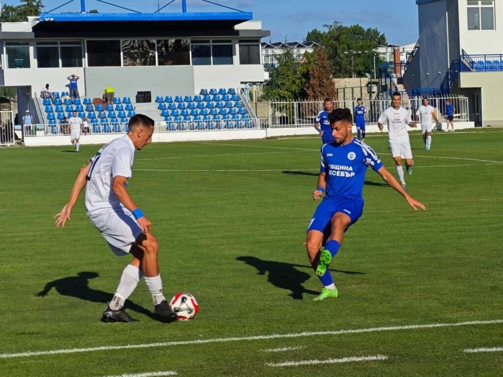 ОФК Несебър гостува на Спортист (Своге) ОФК Несебър гостува на Спортист (Своге) в мач от 4 кръг на Втора лига. Двубоят е в неделя от 18:00 часа на Градския стадион в Своге. „Делфините” записаха първа победа от началото на сезона, след като в предишния си двубой надвиха Добруджа с 2:0. А сега преследват продължаване на успешна традиция срещу Спортист (Своге). За последно двата тима се срещнаха през сезон 2024/2025 във Втора лига, когато в мач от 5 кръг Несебър победи с 2:1 у дома след голове на Никола Гелин и Пламен Димов. А през пролетта в ответния двубой двата тима направиха равенство 0:0 в Своге. На практика това са единствените два двубоя между съперниците в последните над 15 години, макар че има периоди, в които участват заедно в „Б” групи, но по това време втората дивизия е разделена на две – Западна и Източна. Добрата новина за старши треньора Мирослав Косев е изтърпяното наказание на опитния Пламен Димов, който бе санкциониран за изминалите два мача. Заб.: Снимката е от двубоя ОФК Несебър - Спортист Своге на 18 август 2024 година.