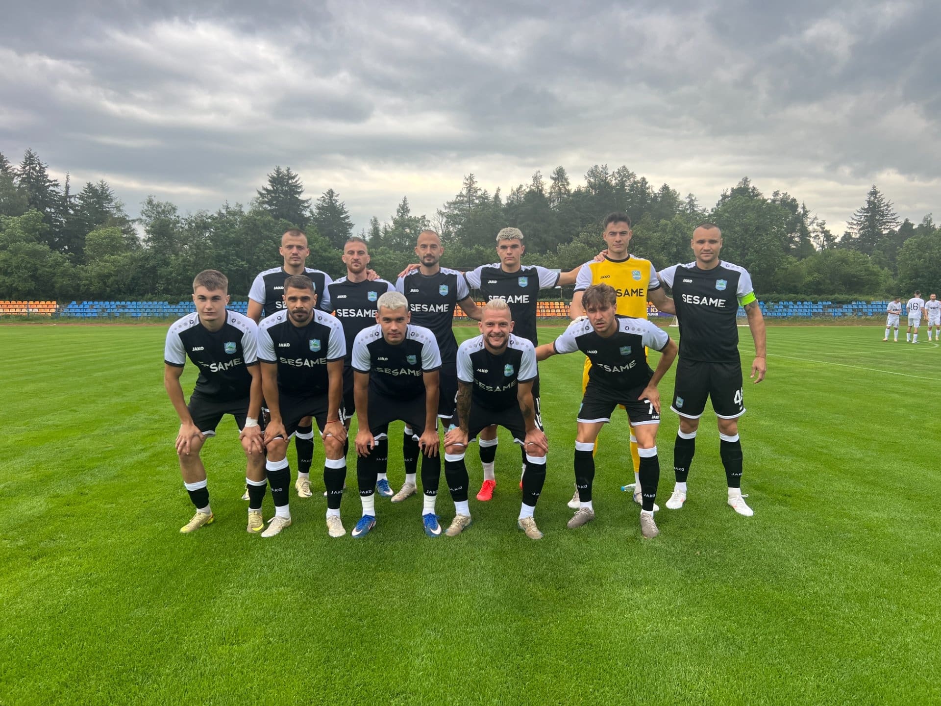 Рилски спортист взе точка при визитата си на Етър след 1:1 Рилски спортист (Самоков) завърши 1:1 при гостуването си на Етър (Велико Търново) в мач от IV кръг на MrBit Втора лига. В 13-ата минута Атанас Пемперски даде преднина на домакините. След центриране от корнер Тома Ушангелов свали топката в наказателната зона, където Пемперски я засече от около два метра за 1:0. До почивката Рилецо имаше отлична възможност за изравняване: след пробив отляво на Юлиан Ненов той подаде към Илия Димитров, който не намери очертанията на вратата. Второто полувреме бе равностойно, като гостите натискаха за точката. Смяната на Пламен Крумов даде резултат в 86-ата минута, когато Илия Димитров реализира — негово второ попадение за сезона — и донесе важна точка за Рилски спортист. В следващия кръг Рилски спортист приема Монтана. Двубоят е в събота, 22 август, от 18:00 ч. на стадион „Искър” в Самоков.
