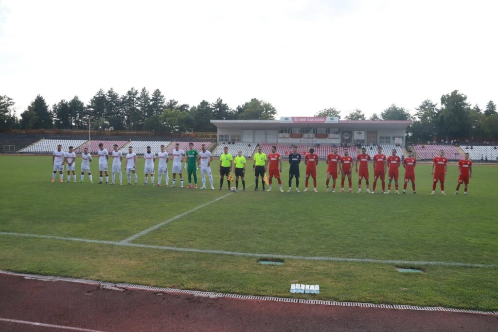 ОФК Хасково завърши 1:1 у дома срещу Розова долина (Казанлък) във втория кръг на Югоизточната Трета лига. Още във втората минута „червените“ поведоха след точно изпълнение на Васил Василев, който се разписа и два пъти в първия мач на отбора. До края на първата част тимът пропусна няколко възможности за втори гол. През втората част домакините отстъпиха инициативата и в 80-ата минута Владимир Дечев донесе равенството за гостите. В 88-ата минута ОФК Хасково остана с човек по-малко след червен картон на Дамян Чаушев. Дори с този дефицит възпитаниците на Живко Желев стигнаха до най-добрите си атаки през второто полувреме, но в крайна сметка спечелиха само точка от второто си поредно домакинство. В третия кръг ОФК Хасково ще изиграе първия си мач като гост — в събота, 22 август, „червените“ гостуват на Марица (Пловдив). Началото е в 18:00 часа.