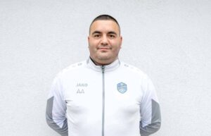 Аксаково победи Олимпик (Варна) с 1:0 под временно ръководство Аксаково надделя с 1:0 над Олимпик (Варна) в мач от турнира за Купата на Аматьорската лига. В срещата, проведена вчера, тимът бе воден временно от Десислав Дяков. “Доволен съм от момчетата. Свършиха си задачите и си взеха мача. Играха доста по-добре в сравнение с предните мачове, бяха мотивирани. През повечето време владеехме топката и диктувахме темпото.”, сподели Дяков след първата официална среща за “сините” през сезон 2026/27. От ръководството на клуба обявиха причината за временната смяна на треньорския пост: В петък ръководството се раздели със старши треньора Иван Райчев, на когото благодарят за приноса към развитието на клуба. От клуба посочват, че са взели решение за промяна, която към този момент налага промяна и на треньорския пост. Ръководството благодари на Иван Райчев за времето му в Аксаково и му пожелава здраве и успехи във всичките му бъдещи начинания.
