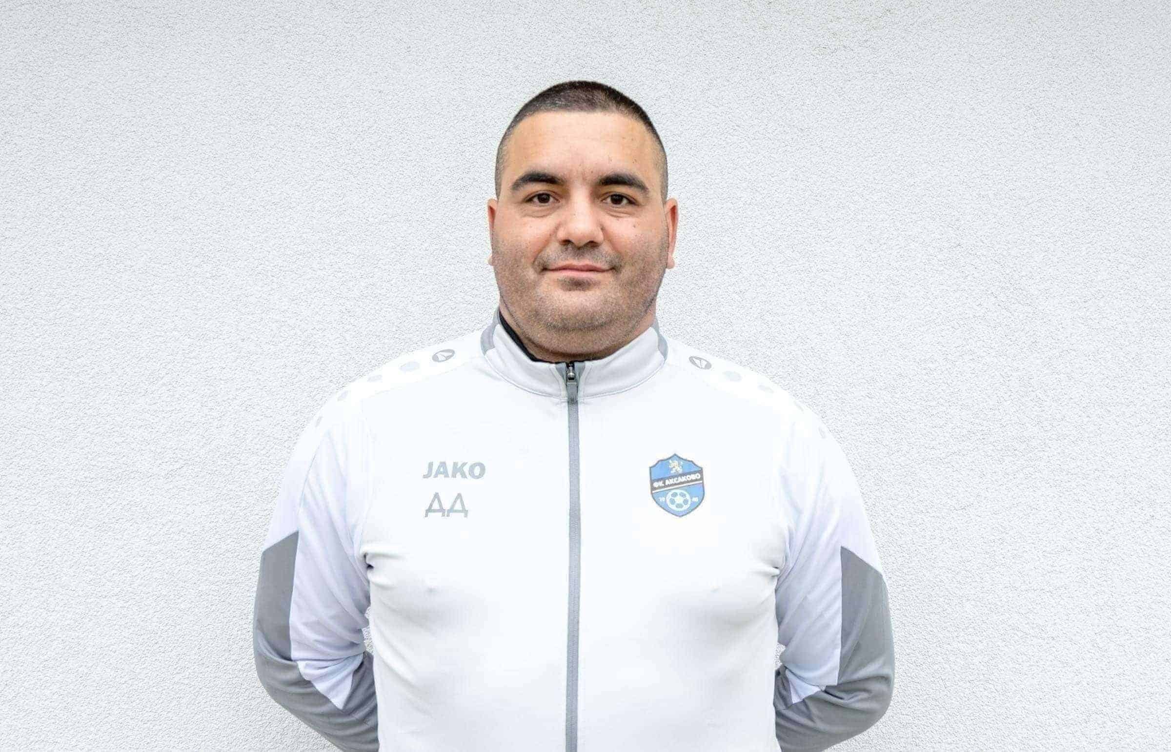 Аксаково победи Олимпик (Варна) с 1:0 под временно ръководство Аксаково надделя с 1:0 над Олимпик (Варна) в мач от турнира за Купата на Аматьорската лига. В срещата, проведена вчера, тимът бе воден временно от Десислав Дяков. “Доволен съм от момчетата. Свършиха си задачите и си взеха мача. Играха доста по-добре в сравнение с предните мачове, бяха мотивирани. През повечето време владеехме топката и диктувахме темпото.”, сподели Дяков след първата официална среща за “сините” през сезон 2026/27. От ръководството на клуба обявиха причината за временната смяна на треньорския пост: В петък ръководството се раздели със старши треньора Иван Райчев, на когото благодарят за приноса към развитието на клуба. От клуба посочват, че са взели решение за промяна, която към този момент налага промяна и на треньорския пост. Ръководството благодари на Иван Райчев за времето му в Аксаково и му пожелава здраве и успехи във всичките му бъдещи начинания.
