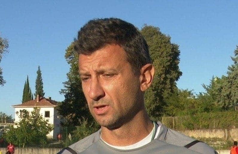 Ком (Берковица) открива новия сезон в Северозападната Трета лига в събота с гостуване на Етър II (Велико Търново). Мачът е от 18:00 часа. "Започваме сезон, който със сигурност ще бъде предизвикателство за нас. Знаете, че през лятото имахме известни тревожни моменти, но след това всичко се успокои и работихме добре. Хубавото бе, че водихме добър тренировъчен процес, без много отсъстващи футболисти. Изиграхме и добри контроли, особено срещу израелските тимове - наистина съм впечатлен от тях. Макар че бяха в юношеска и младежка възраст, са изключително добре подготвени, много бързи и много научени, което ни бе от страхотна полза", коментира старши треньорът Венци Иванов пред официалния сайт на Ком Берковица. Относно целта през сезона, наставникът каза: "Вдигнахме летвата с 3-ото място през миналия сезон. С оглед някои промени в състава и напускането на някои играчи, със сигурност на отбора ще му трябва време. Привлякохме предимно млади момчета. В момента опитните ни са родени около 2005 година... смятайте за какво подмладяване става въпрос. Но на нас това ни е целта - да даваме път на младите в мъжкия футбол. Много се надявам да имаме добър сезон, но знаете, че всичко зависи от резултатите." "Когато говорим за младите, за съжаление темата е доста болезнена. За да направят преход от юноши към мъже, им е нужно игрово време. За жалост обаче им е изключително трудно да заиграят директно в мъжките тимове от Втора или Първа лига, например в Монтана или Ботев (Враца) - визирам нашия регион. Именно поради тази причина ние в Берковица им даваме шанс, даваме им малко време, за да играят мъжки футбол и след това да опитат да направят крачка по-нагоре", завърши опитният специалист.