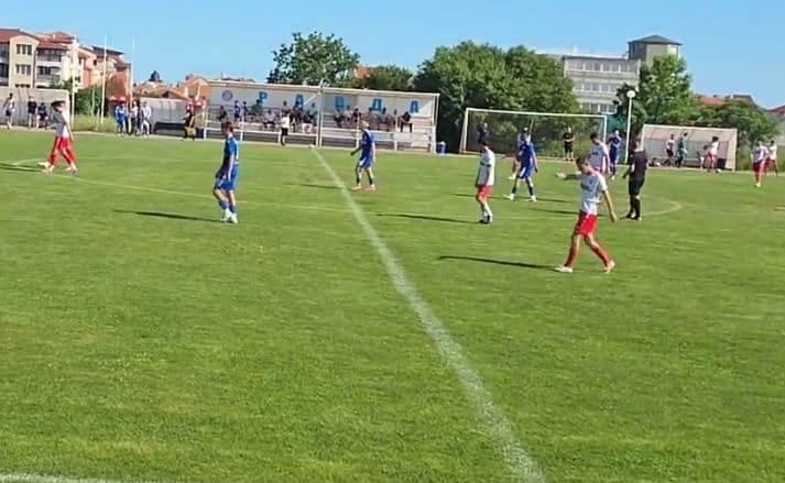 Асеновец отпадна от Купата след 0:6 от Спартак (Пловдив) Асеновец (Асеновград) отпадна от турнира за Купата на България след загуба с 0:6 от Спартак (Пловдив). Играещият старши треньор на домакините Джунейт Яшар бе затруднен от сериозни кадрови проблеми и на практика заложи на доста експериментален състав. Гостите от Пловдив пък излязоха с част от своите опитни футболисти, сред които Васил Василев, Димитър Законов, Жак Пехливанов, Орманов, Юлий Шекеров и други. Въпреки крайния резултат, Асеновец се опита да се надиграва срещу един от фаворитите за челно място в Югоизточната Трета лига и възможно класиране в професионалния футбол. За "гладиаторите" в мача се разписаха Ариф Ферадов, Радостин Дишев, Кристиян Апостолов, Тодор Тодоров, Ясен Благоев и Димитър Законов.