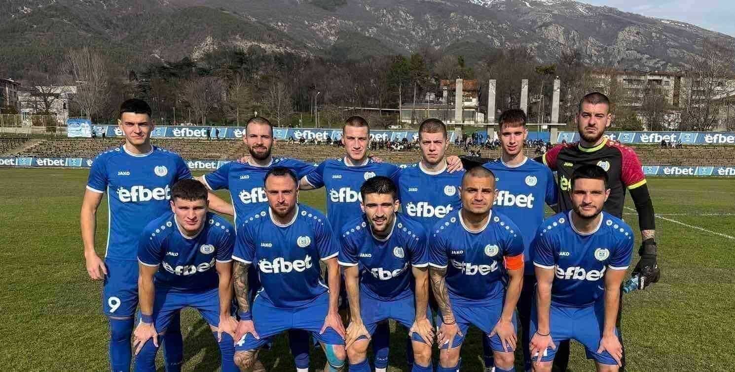 Левски (Карлово) отпадна от Купата след загуба 0:2 от Секирово (Раковски) Левски (Карлово) загуби с 0:2 домакинството си срещу Секирово (Раковски) от втория кръг на квалификациите за Купата на България в Област Пловдив. „Сините“ създадоха доста възможности, но не успяха да отбележат и продължават негативната си серия. Тимът допусна по едно попадение в двете полувремена — Валентин Добревски в 28-ата и Цецо Главчев в 66-ата минута. След отпадането от турнира карловци ще съсредоточат усилията си върху шампионата. В следващия си мач Левски отново ще бъде домакин. В среща от третия кръг на Югоизточната Трета лига тимът ще търси първите си точки, посрещайки Созопол на стадион „Васил Левски“ в Карлово.