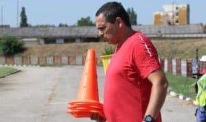 Партизан стартира сезона с домакинство на Академик (Свищов) Партизан (Червен бряг) ще приеме Академик (Свищов) в първия си мач за сезон 2026/27 в Северозападната Трета лига. Срещата е утре, 22-ри август, от 18:00 часа на градския стадион в Червен бряг. Старши треньорът на „партизаните“ Николай Боянов сподели своите очаквания за сблъсъка и за предстоящата кампания: Излизаме да играем срещу традиционно силен и организиран отбор за стандартите в Трета лига, който е в челните три места винаги и направи една не лоша подготовка. За съжаление, не мога да кажа същото за нашия отбор. Ние ще придобиваме игрови ритъм с течение на мачовете. Но ще направим всичко според възможностите си, за да вземем най-доброто от мача. Искаме след последния съдийски сигнал да сме доволни от представянето си. През пролетта Партизан изигра много силен мач срещу „студентите“, като дори поведе в резултата, но изпусна да спечели срещата на 10-ти април, завършила 1:1. „От моя страна ще опитам да настроя отбора, за да дадем максима от силите си“, добави наставникът на червенобрежкия тим.
