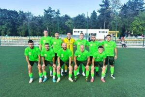 Устрем (Дончево) загуби драматично с 3:4 от Олимпик (Варна) Устрем (Дончево) падна с 3:4 срещу Олимпик (Варна) в напрегнат мач от първия кръг на Североизточната Трета лига, игран на изкуствения терен на стадион „Дружба“ в Добрич. Олимпик поведе в 7-ата минута, но десетина минути по-късно Дейвид Венциславов изравни за домакините. В 31-ата минута гостите отново поведоха след грешка на вратаря на Устрем, а само три минути по-късно Виктор Христов възстанови равенството. През втората част Устрем създаде множество положения и в 68-ата минута Иван Цачев направи пълен обрат в полза на „зелените“. В добавеното време обаче Олимпик стигна до два гола в рамките на две минути — изравняване в 91-ата и победен гол в 92-рата минута — и си тръгна с трите точки. „Зелените“ изпуснаха много възможности, а съперникът игра до последно и успя да вземе мача. В сряда, 26 август, Устрем (Дончево) гостува на Ботев (Нови пазар) в двубой от междинния втори кръг. Начален час: 18:00.