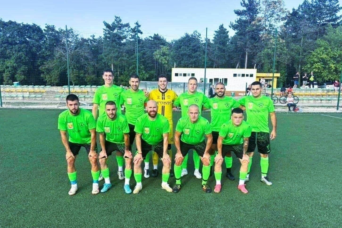 Устрем (Дончево) загуби драматично с 3:4 от Олимпик (Варна) Устрем (Дончево) падна с 3:4 срещу Олимпик (Варна) в напрегнат мач от първия кръг на Североизточната Трета лига, игран на изкуствения терен на стадион „Дружба“ в Добрич. Олимпик поведе в 7-ата минута, но десетина минути по-късно Дейвид Венциславов изравни за домакините. В 31-ата минута гостите отново поведоха след грешка на вратаря на Устрем, а само три минути по-късно Виктор Христов възстанови равенството. През втората част Устрем създаде множество положения и в 68-ата минута Иван Цачев направи пълен обрат в полза на „зелените“. В добавеното време обаче Олимпик стигна до два гола в рамките на две минути — изравняване в 91-ата и победен гол в 92-рата минута — и си тръгна с трите точки. „Зелените“ изпуснаха много възможности, а съперникът игра до последно и успя да вземе мача. В сряда, 26 август, Устрем (Дончево) гостува на Ботев (Нови пазар) в двубой от междинния втори кръг. Начален час: 18:00.