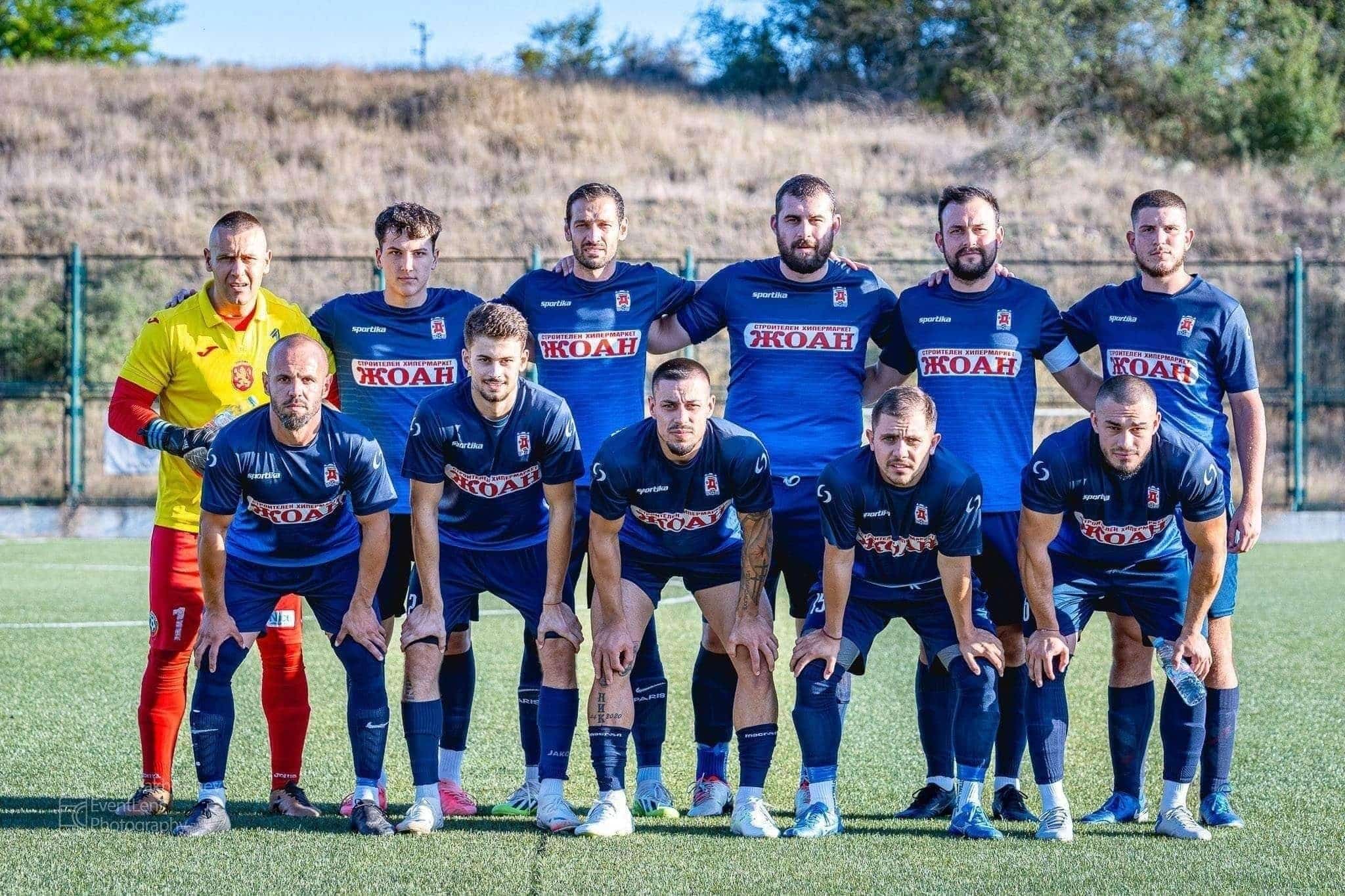 Доростол загуби с 0:4 от Светкавица 2014 в първия кръг на Североизточната Трета лига Доростол Силистра отстъпи с 0:4 в домакинството си на Светкавица 2014 (Търговище) в първия кръг на Североизточната Трета лига. В 28-ата минута Васил Марков откри след центриране от корнер на играещия треньор на Светкавица Цветан Илиев. В 62-ата минута Борислав Цонев покачи на 2:0 за гостите. Резервата Младен Младенов вкара трети гол в 71-ата минута, а крайният резултат оформи Златин Боянов след самостоятелен пробив в 85-ата минута. Гостите доминираха през целия двубой и силистренци не успяха да създадат реални положения за гол. Във втория си мач за сезона Доростол гостува на ФК Рилци (Добрич). Срещата е в сряда, 26-ти август, от 18:00 часа — това е единственият междинен кръг в шампионата през есента.