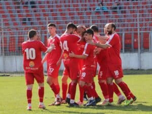 ФК Банско победи Миньор (Перник) с 2:1 като гост ФК Банско поднесе бомбата в 4. кръг на Югозападната Трета лига, след като победи Миньор (Перник) като гост с 2:1. Така козлите продължават да са лидери в класирането с 10 точки след три победи и едно равенство, като същият актив има и Струмска слава (Радомир). Първото полувреме завърши при резултат 0:0. Един от лидерите на Банско – Георги Фикийн, отново бе в основата на успеха. Той поведе тима, след като се разписа в 47-ата минута. В 83-ата минута домакините от Перник си отбелязаха автогол. Ибрахим Шериф центрира прострелно успоредно на голлинията и футболист на Миньор прати топката в собствената си врата.