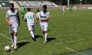 Ботев (Ихтиман) падна с 0:1 от Балкан в Ботевград Ботев (Ихтиман) загуби с минималното 0:1 от Балкан в Ботевград в среща от 4 кръг на Югозападната Трета лига. Домакините, водени от старши треньора Иван Редовски, решиха срещата през втората част с попадение, което донесе трите точки. Пет минути преди края, след изпълнение на ъглов удар, вратарят на ихтиманци не реагира по най-добрия начин и Балкан се възползва, за да открие резултата. През по-голямата част от двубоя развоят бе равностоен и нямаше да е несправедливо, ако Ботев беше извоювал поне точка, но грешката в края се оказа фатална за тима. В следващия, 5 кръг, Ботев (Ихтиман) ще бъде домакин на ЦСКА III (София).