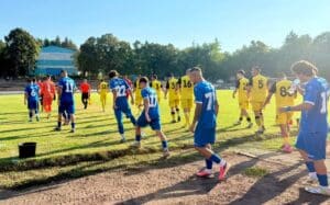 Черноломец (Попово) и Черноморец (Балчик) завършиха 0:0 на старта на сезона Черноломец (Попово) и шампионът от миналия сезон Черноморец (Балчик) направиха нулево равенство 0:0 в първия кръг на Североизточната Трета лига. Въпреки липсата на гол, двубоят бе силно интригуващ и динамичен, като и двата тима създадоха множество положения пред двете врати. Домакините, водени от треньорския тандем Невен Венков - Илиян Памуков, пропуснаха няколко отлични възможности както през първата, така и през втората част. В заключителните минути на първата част гостите от Балчик също имаха два шанса: вратарят Цветелин Енчев успя да отрази хубав диагонален удар на Мартин Янакиев, а малко по-късно Никола Недков стреля от воле над вратата. През второто полувреме напрежението се повиши и няколко минути преди края футболистите и на двата отбора сериозно нагорещиха обстановката, но за щастие без тежки последствия.