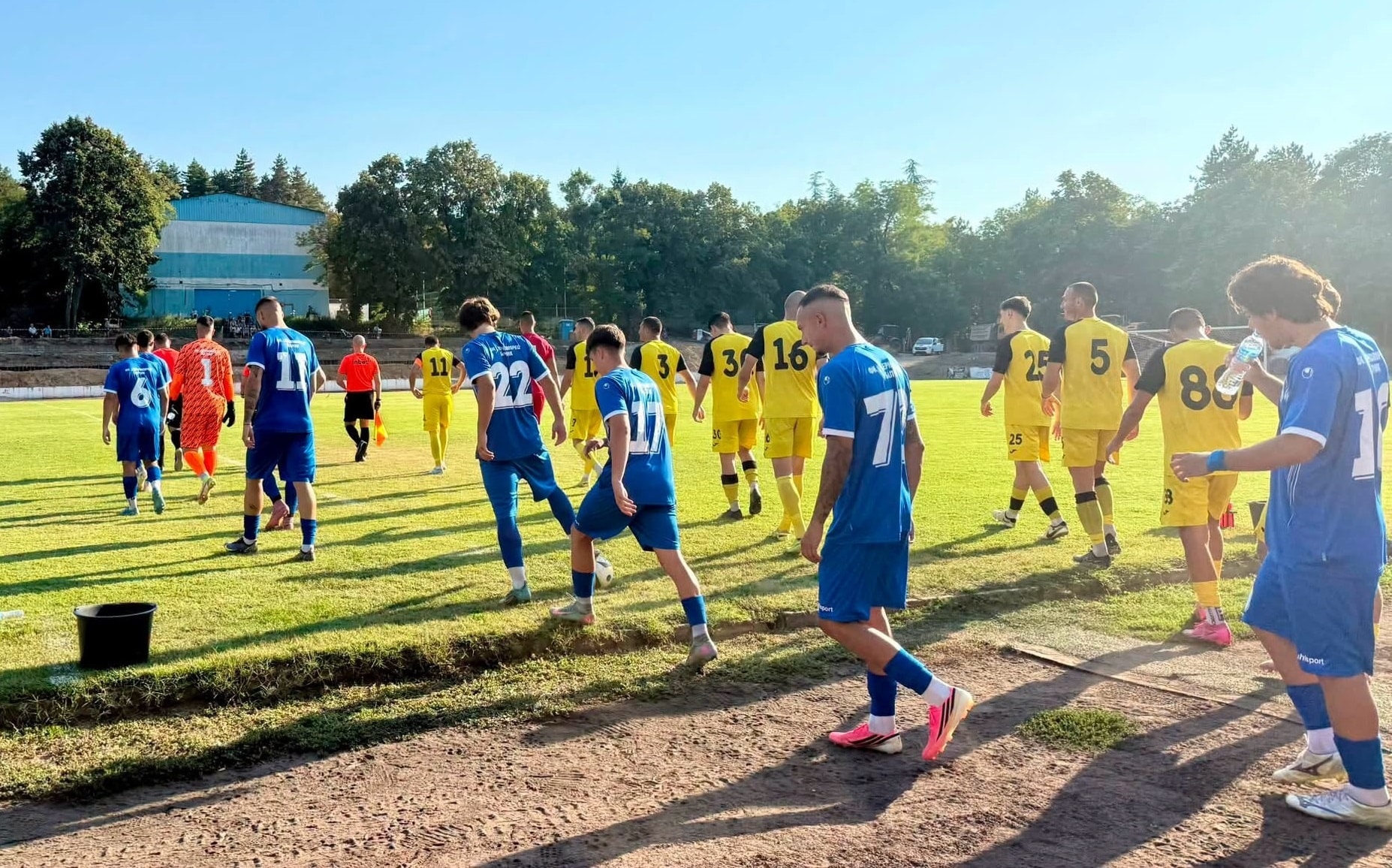 Черноломец (Попово) и Черноморец (Балчик) завършиха 0:0 на старта на сезона Черноломец (Попово) и шампионът от миналия сезон Черноморец (Балчик) направиха нулево равенство 0:0 в първия кръг на Североизточната Трета лига. Въпреки липсата на гол, двубоят бе силно интригуващ и динамичен, като и двата тима създадоха множество положения пред двете врати. Домакините, водени от треньорския тандем Невен Венков - Илиян Памуков, пропуснаха няколко отлични възможности както през първата, така и през втората част. В заключителните минути на първата част гостите от Балчик също имаха два шанса: вратарят Цветелин Енчев успя да отрази хубав диагонален удар на Мартин Янакиев, а малко по-късно Никола Недков стреля от воле над вратата. През второто полувреме напрежението се повиши и няколко минути преди края футболистите и на двата отбора сериозно нагорещиха обстановката, но за щастие без тежки последствия.