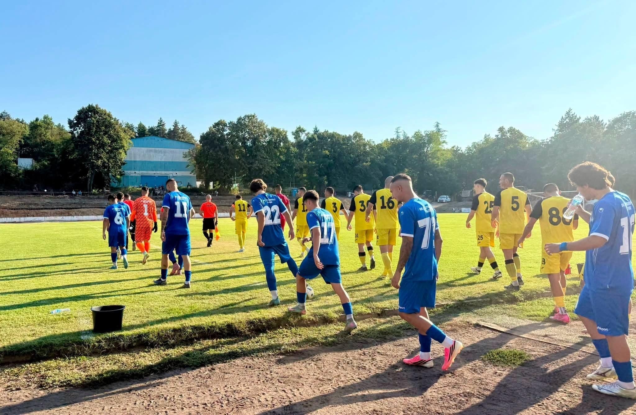 Черноморец (Балчик) завърши 0:0 при гостуването на Черноломец (Попово) Шампионът Черноморец (Балчик) не успя да се разпише и в първия кръг на сезон 2026/27 в Североизточната Трета лига завърши 0:0 при гостуването си на Черноломец (Попово). Първото полувреме бе сравнително равностойно. Най-чистото положение дойде в самия му край, когато Никола Недков засече топката от воле при статично положение, но ударът му мина на сантиметри над напречната греда. След почивката балчиклии поеха инициативата. Ивайло Минчев получи отличен шанс да открие резултата, но от около метър пред опразнената врата не успя да уцели добре топката и тя излезе в аут. По-късно Стефан Стефанов стреля с глава след центриране от корнер, но ударът му от наказателното поле не намери целта. Домакините останаха с човек по-малко осем минути преди края след директен червен картон. Черноломец също имаше няколко опасни атаки и удари към вратата на Стефан Петков, но стражът успя да запази суха мрежа. В междинния втори кръг Черноморец почива. В третия кръг балчиклии отново ще играят като гости — срещу Черно море II (Варна) в морската столица на 29 август (събота) от 17:30 часа.