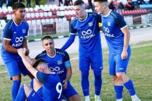 Янтра (Полски Тръмбеш) победи Бдин (Видин) с 3:1 в първия кръг Янтра (Полски Тръмбеш) стартира силно сезона в Северозападната Трета лига, след като разгроми Бдин (Видин) с 3:1 в мач от 1. кръг на шампионата. Любомир Генчев се разписа два пъти, а Бисер Алексиев добави още един гол за домакините. Гостите от Видин откриха резултата още във втората минута чрез Николай Цветков‑Демона. До почивката обаче Янтра обърна срещата – първо Генчев изравни за 1:1, след това Алексиев донесе преднина с 2:1, а след това отново Генчев направи резултата 3:1. През втората част домакините пропуснаха още няколко чисти положения. Момчил Кузманов остана сам срещу вратаря, но не успя да го преодолее. По‑късно Тони Маречков също измами стража на гостите, но ударът му мина близо покрай страничния стълб.