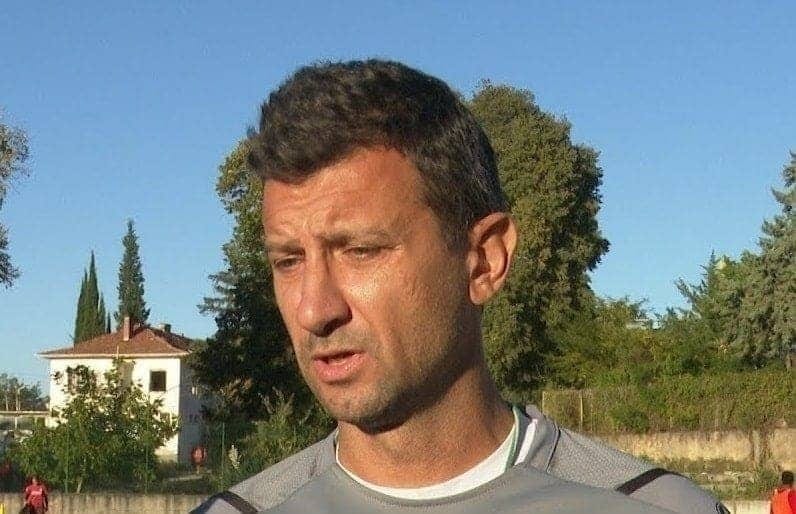 Ком (Берковица) стартира с 2:2 при гостуването на дубъла на Етър Ком (Берковица) отвори новия сезон в Северозападната Трета лига с равенство 2:2 срещу втория тим на Етър (Велико Търново) като гост. Треньорът Венци Иванов заложи на почти изцяло подмладен състав. "Положително е, че стартираме с точка като гост на добър отбор, но с оглед на събитията ние сме отборът, който може да съжалява за изпуснатата възможност да победи", коментира специалистът пред клубния сайт. "Влязохме в мача леко неуверено, което не е изненада при положение, че имаме толкова промени в състава, но похвалното е че направихме обрат в резултата за 20 минути, което трудно и рядко се постига. Въпреки това сме длъжни при така създалата се ситуация, обрат и създадени положения, да вкараме трети гол и да убием интригата окончателно", завърши Венци Иванов. В следващия кръг Ком ще бъде домакин на Янтра (Полски Тръмбеш), който започна сезона с категорична победа 3:1 над Бдин (Видин).
