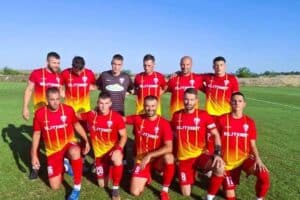 ФК Рилци (Добрич) загуби с 0:1 при визитата си на Девня ФК Рилци (Добрич) стартира сезона 2026/27 в Североизточната Трета лига с минимална загуба при гостуването си на новака Девня — 0:1. В равностоен мач „червено-жълтите“ допуснаха единственото попадение в 84-ата минута. Автор на гола за Девня бе Светослав Кателиев. Във втория кръг ФК Рилци посреща Доростол Силистра на собствен терен. Срещата е в сряда, 26-ти август, от 18:00 часа.