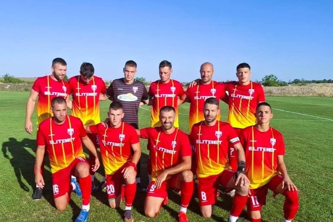 ФК Рилци (Добрич) загуби с 0:1 при визитата си на Девня ФК Рилци (Добрич) стартира сезона 2026/27 в Североизточната Трета лига с минимална загуба при гостуването си на новака Девня — 0:1. В равностоен мач „червено-жълтите“ допуснаха единственото попадение в 84-ата минута. Автор на гола за Девня бе Светослав Кателиев. Във втория кръг ФК Рилци посреща Доростол Силистра на собствен терен. Срещата е в сряда, 26-ти август, от 18:00 часа.