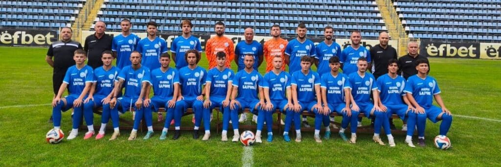 Черноморец (Балчик) победи с 1:0 дубъла на Черно море Шампионът Черноморец (Балчик) спечели с 1:0 при визитата си на дубъла на Черно море (Варна) в третия кръг на Североизточната Трета лига. Това беше втори мач за защитаващия титлата си тим през настоящия сезон. Първата по-сериозна ситуация бе пред вратата на домакините, но удар не последва. В 8-ата минута Мартин Янакиев бе избутан в наказателното поле, без да има сигнал от главния рефер. Две минути по-късно Янакиев засече отлично подаване отляво на Максим Маринов и реализира попадението, което се оказа и единствено през първото полувреме. „Чайките“ пропуснаха няколко добри възможности да удвоят резултата, но до втори гол през втората част не се стигна. Така възпитаниците на Ивайло Станчев записаха първа победа за сезона в шампионата. Следващият мач на Черноморец е в събота, 5 септември, отново като гост — срещу ФК Аксаково.