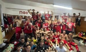 ФК Банско разгроми Беласица с 4:1 в дербито от 5-ия кръг на Югозападната Трета лига и записа пети пореден мач от началото на сезона без поражение. „Изиграхме много силен мач, за което поздравявам абсолютно целия отбор. Вкарахме четири гола, а пропуснахме още няколко много добри положения. Благодаря на всички момчета, че показаха старание, отговорност и постоянство“, коментира Иван Топузов пред официалния сайт на ФК Банско. „Последните два мача са показателни за представянето ни – победихме Миньор в Перник и Беласица. И двата отбора само допреди няколко месеца бяха част от професионалния футбол. Така че това за нас е добра проверка къде сме спрямо тези отбори“, добави още помощник треньорът в лагера на банскалии. „Искам обаче да е ясно, че ние на практика все още нищо не сме постигнали. Да, победите са хубави и заслужени, но сезонът тепърва започва. Трябва да сме постоянни в изявите си и във всеки мач да опитваме да играем все по-добре“, каза още Топузов. В следващия кръг Банско отново ще бъде домакин — на 5 септември приема Оборище (Панагюрище).