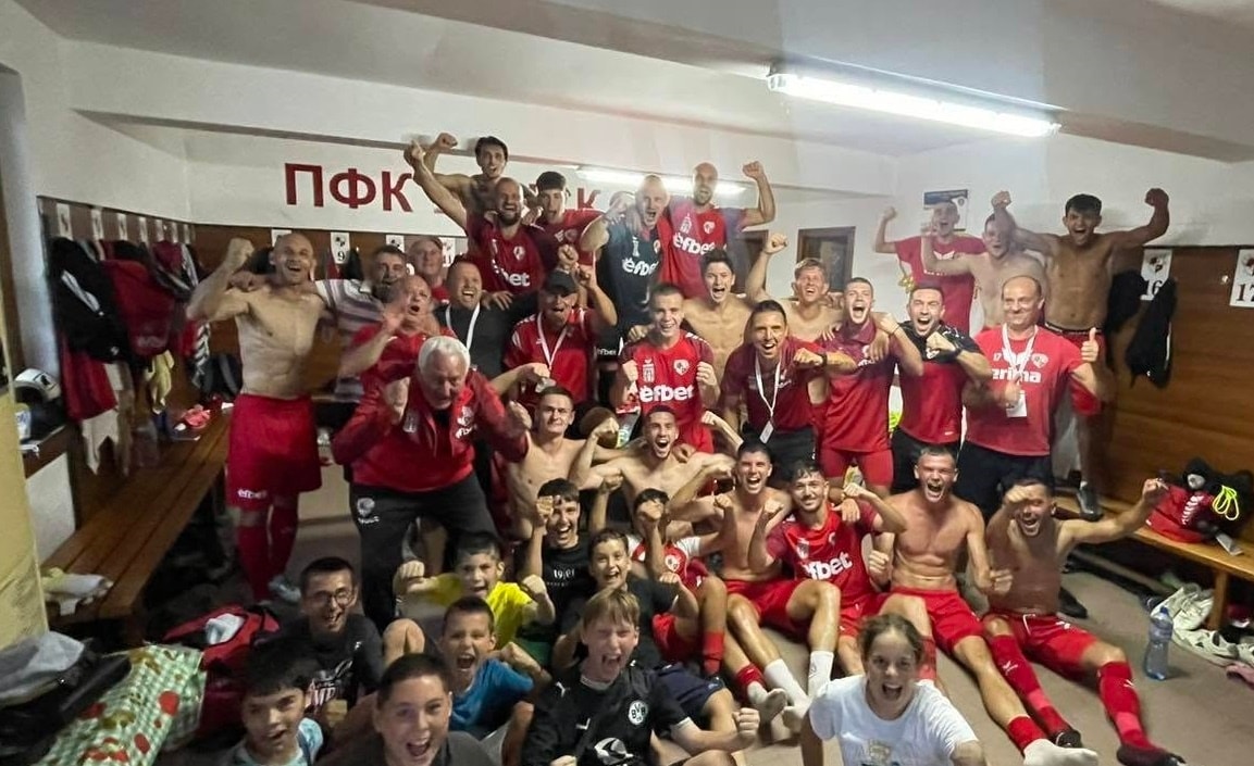 ФК Банско разгроми Беласица с 4:1 в дербито от 5-ия кръг на Югозападната Трета лига и записа пети пореден мач от началото на сезона без поражение. „Изиграхме много силен мач, за което поздравявам абсолютно целия отбор. Вкарахме четири гола, а пропуснахме още няколко много добри положения. Благодаря на всички момчета, че показаха старание, отговорност и постоянство“, коментира Иван Топузов пред официалния сайт на ФК Банско. „Последните два мача са показателни за представянето ни – победихме Миньор в Перник и Беласица. И двата отбора само допреди няколко месеца бяха част от професионалния футбол. Така че това за нас е добра проверка къде сме спрямо тези отбори“, добави още помощник треньорът в лагера на банскалии. „Искам обаче да е ясно, че ние на практика все още нищо не сме постигнали. Да, победите са хубави и заслужени, но сезонът тепърва започва. Трябва да сме постоянни в изявите си и във всеки мач да опитваме да играем все по-добре“, каза още Топузов. В следващия кръг Банско отново ще бъде домакин — на 5 септември приема Оборище (Панагюрище).