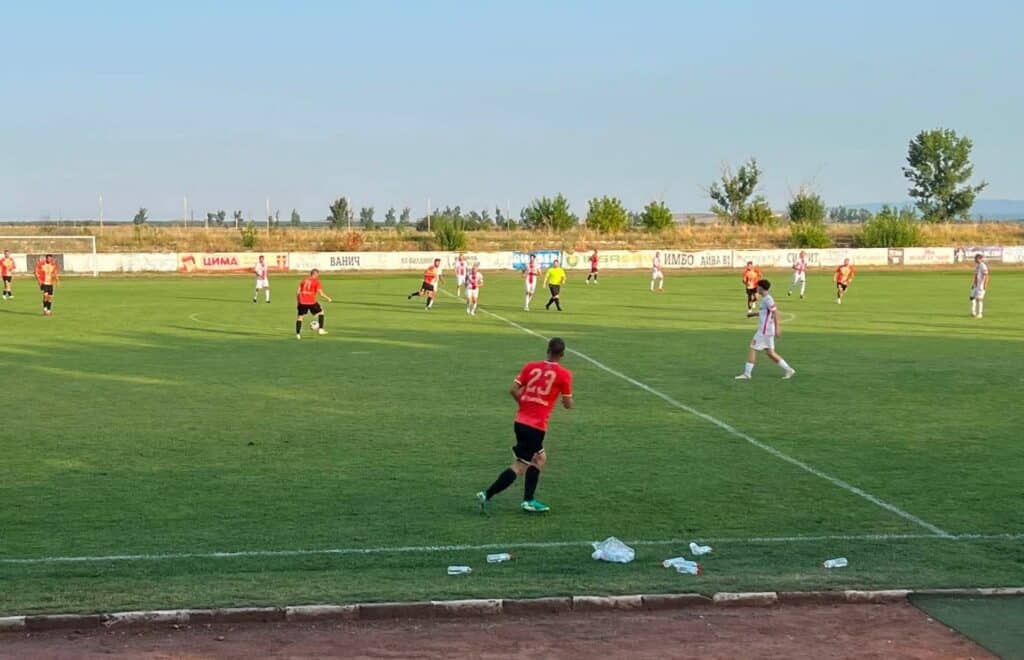 Раковски разгроми Белащица с 8:2 в 2 кръг на Областна група - Пловдив ФК Раковски постигна убедителна победа над Белащица с 8:2 в мач от втория кръг на Областна група - Пловдив. Още в 6-ата минута Любомир Романски даде аванс на домакините, а до почивката оформи хеттрик. В първото полувреме точни бяха и Валери Домовчийски и Денислав Куртев, който реализира с глава за 5:0 на почивката. През втората част в игра се включиха младите 17-годишни таланти Мартин Гаджев, Боби Йовчев, Иван Дзанев и Георги Патазов. Дебют в отбора направи Йордан Томбов, който отбеляза два гола. Доминик Дюлгерски направи две асистенции, а Иван Дзанев също се разписа сред голмайсторите. Поздравления за всички футболисти, треньорския щаб и привържениците, които подкрепиха отбора! Продължаваме уверено напред! ФК Раковски: Милко Баданов, Денислав Куртев, Алекс Пънкин, Пламен Койрушки, Теодор Гишин, Стефан Петков, Петър Атанасов - капитан, Валери Домовчийски, Стефан Рабаджийски, Георги Балджийски, Любомир Романски
