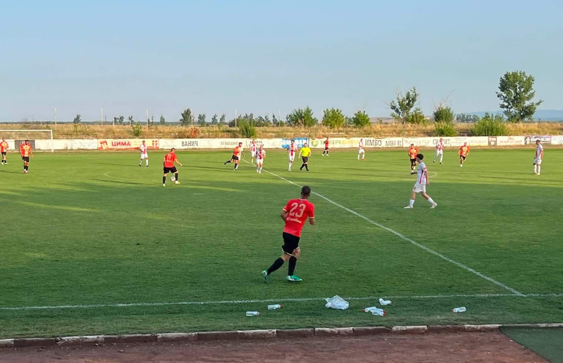 Раковски разгроми Белащица с 8:2 в 2 кръг на Областна група - Пловдив ФК Раковски постигна убедителна победа над Белащица с 8:2 в мач от втория кръг на Областна група - Пловдив. Още в 6-ата минута Любомир Романски даде аванс на домакините, а до почивката оформи хеттрик. В първото полувреме точни бяха и Валери Домовчийски и Денислав Куртев, който реализира с глава за 5:0 на почивката. През втората част в игра се включиха младите 17-годишни таланти Мартин Гаджев, Боби Йовчев, Иван Дзанев и Георги Патазов. Дебют в отбора направи Йордан Томбов, който отбеляза два гола. Доминик Дюлгерски направи две асистенции, а Иван Дзанев също се разписа сред голмайсторите. Поздравления за всички футболисти, треньорския щаб и привържениците, които подкрепиха отбора! Продължаваме уверено напред! ФК Раковски: Милко Баданов, Денислав Куртев, Алекс Пънкин, Пламен Койрушки, Теодор Гишин, Стефан Петков, Петър Атанасов - капитан, Валери Домовчийски, Стефан Рабаджийски, Георги Балджийски, Любомир Романски